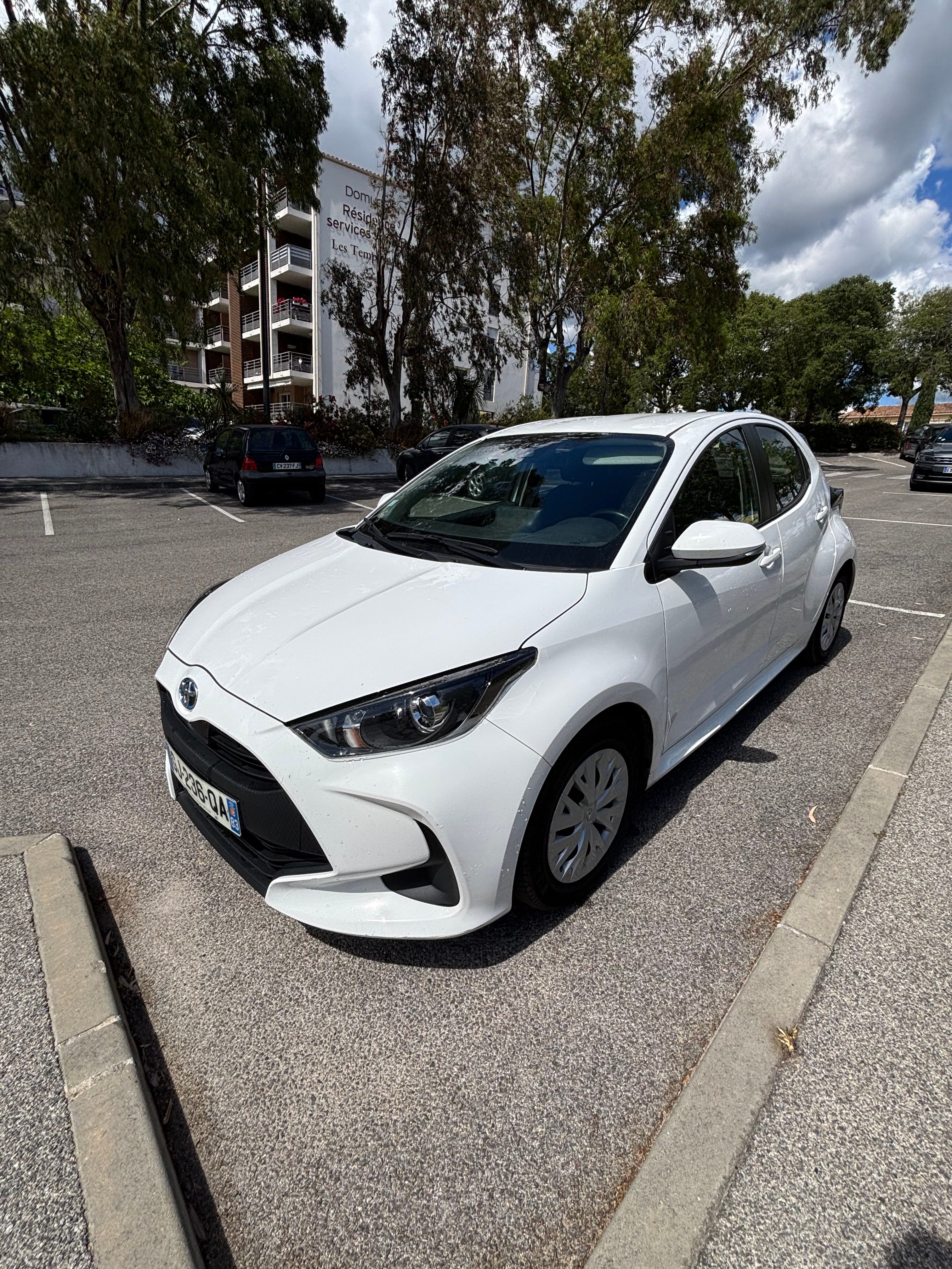 Toyota Yaris, 2022, Essence 95 / Électrique (hybride), automatique