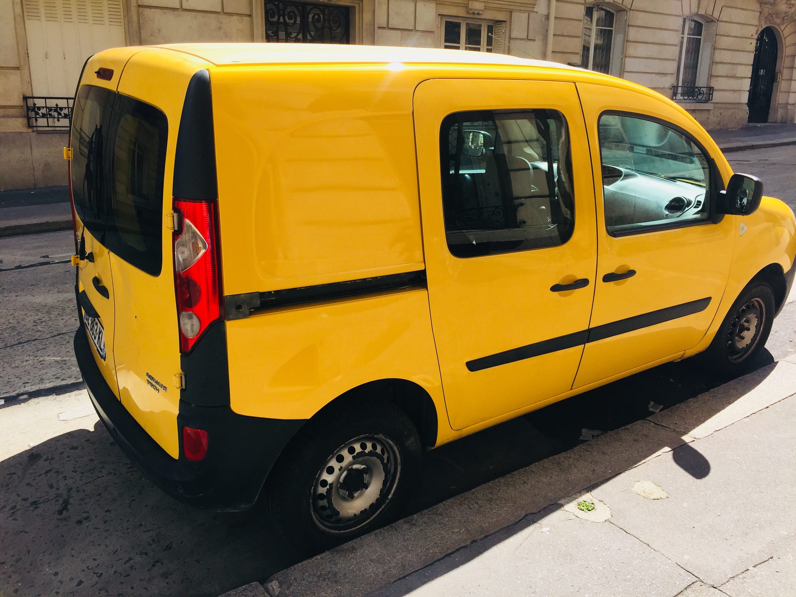 Renault Kangoo Express (Équipements pour déménagement inclus) avec Entrée audio / iPod
