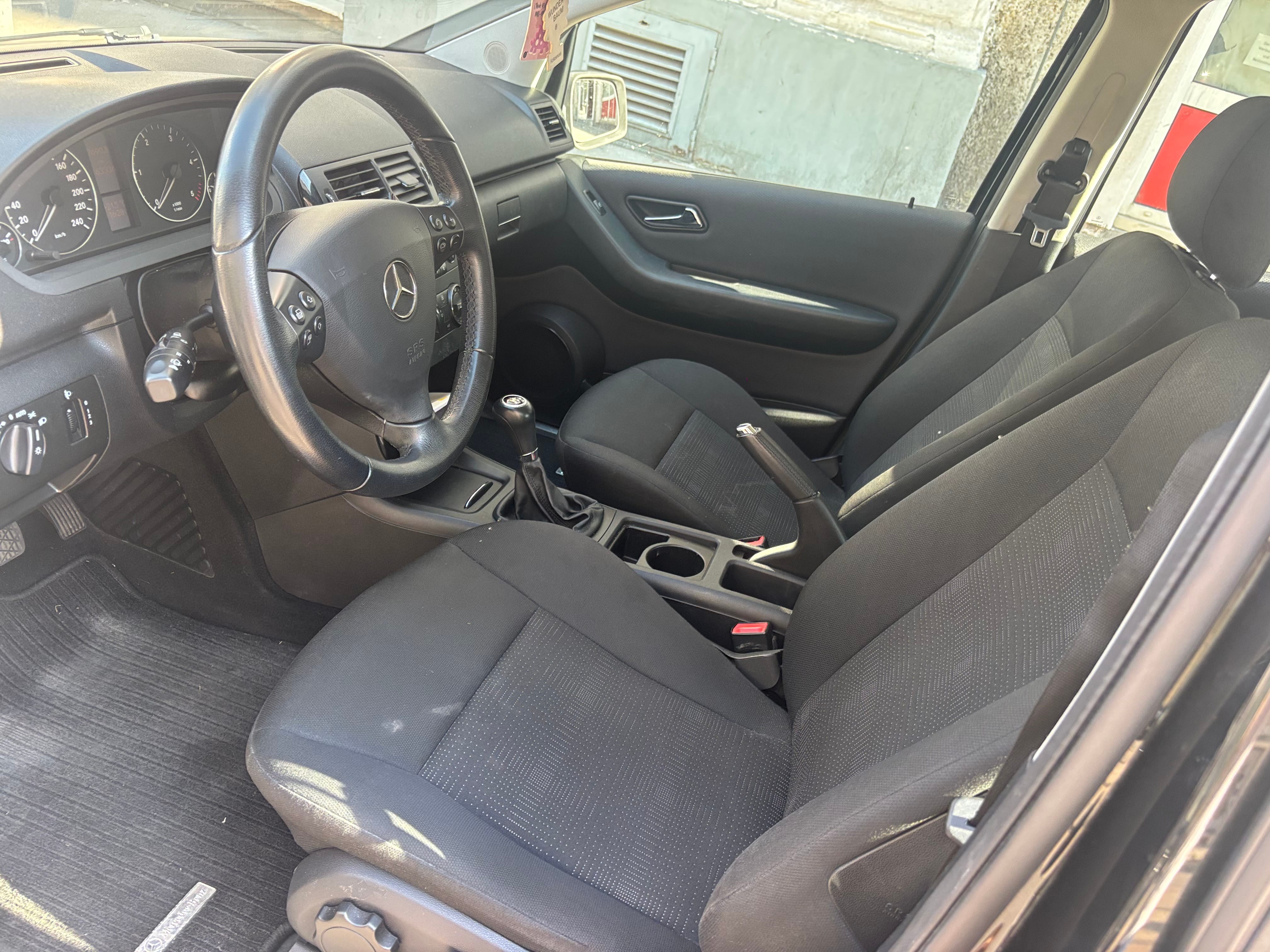 Mercedes-Benz A-Klasse with Baby seat