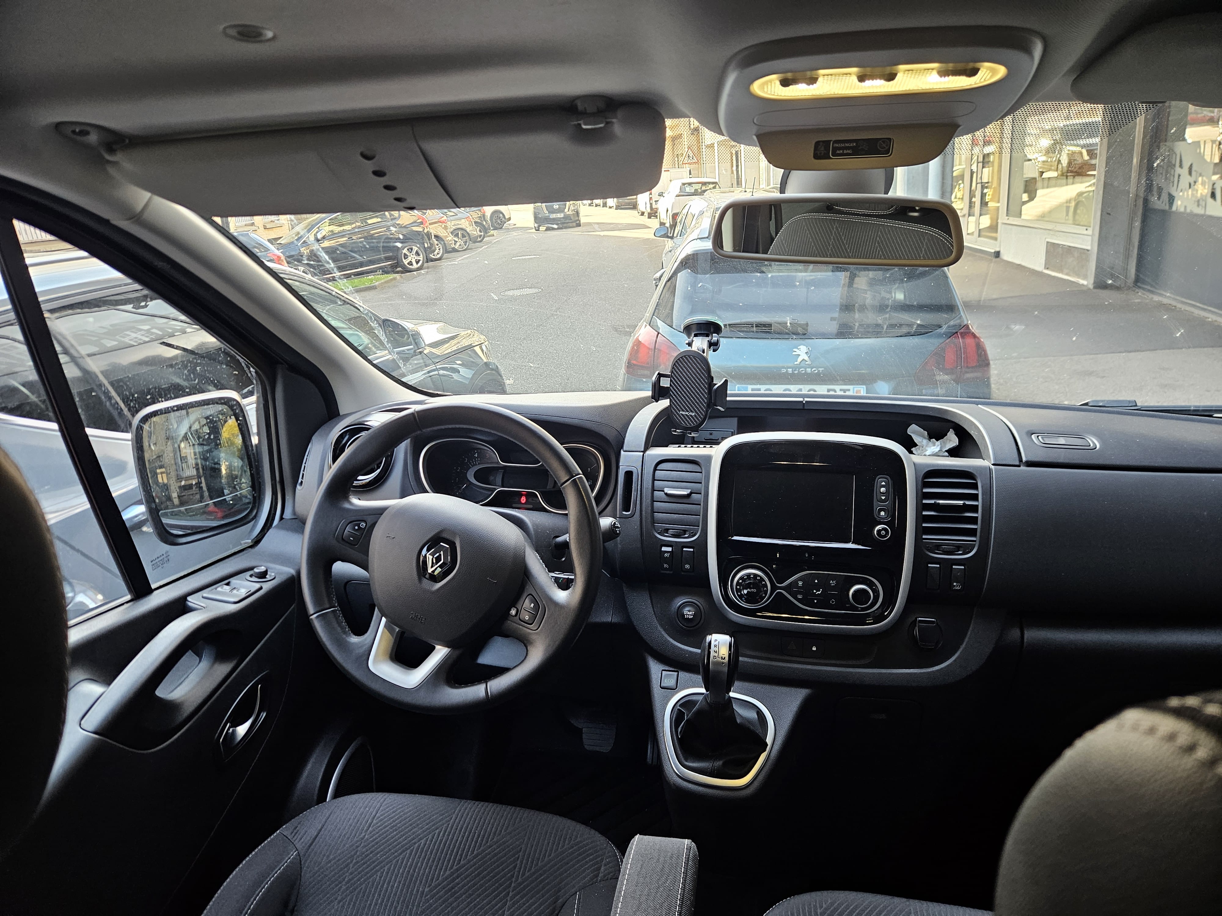 Renault Trafic Passenger 2 0 hdi avec GPS