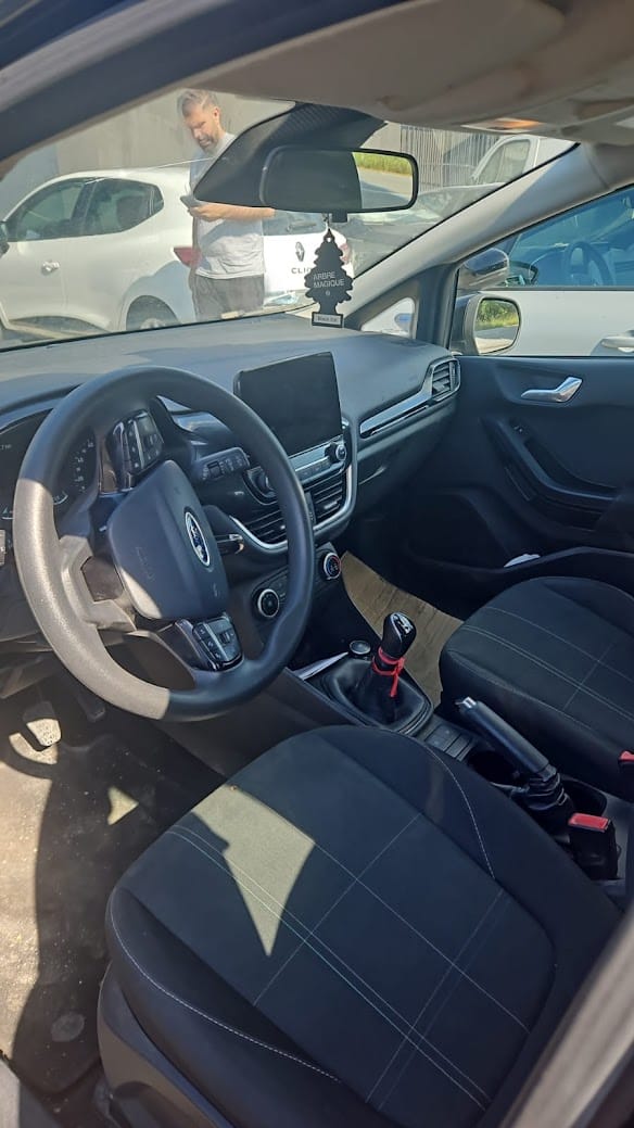 Ford Fiesta 1.0 Ess 85CV FH854JN avec Siège bébé