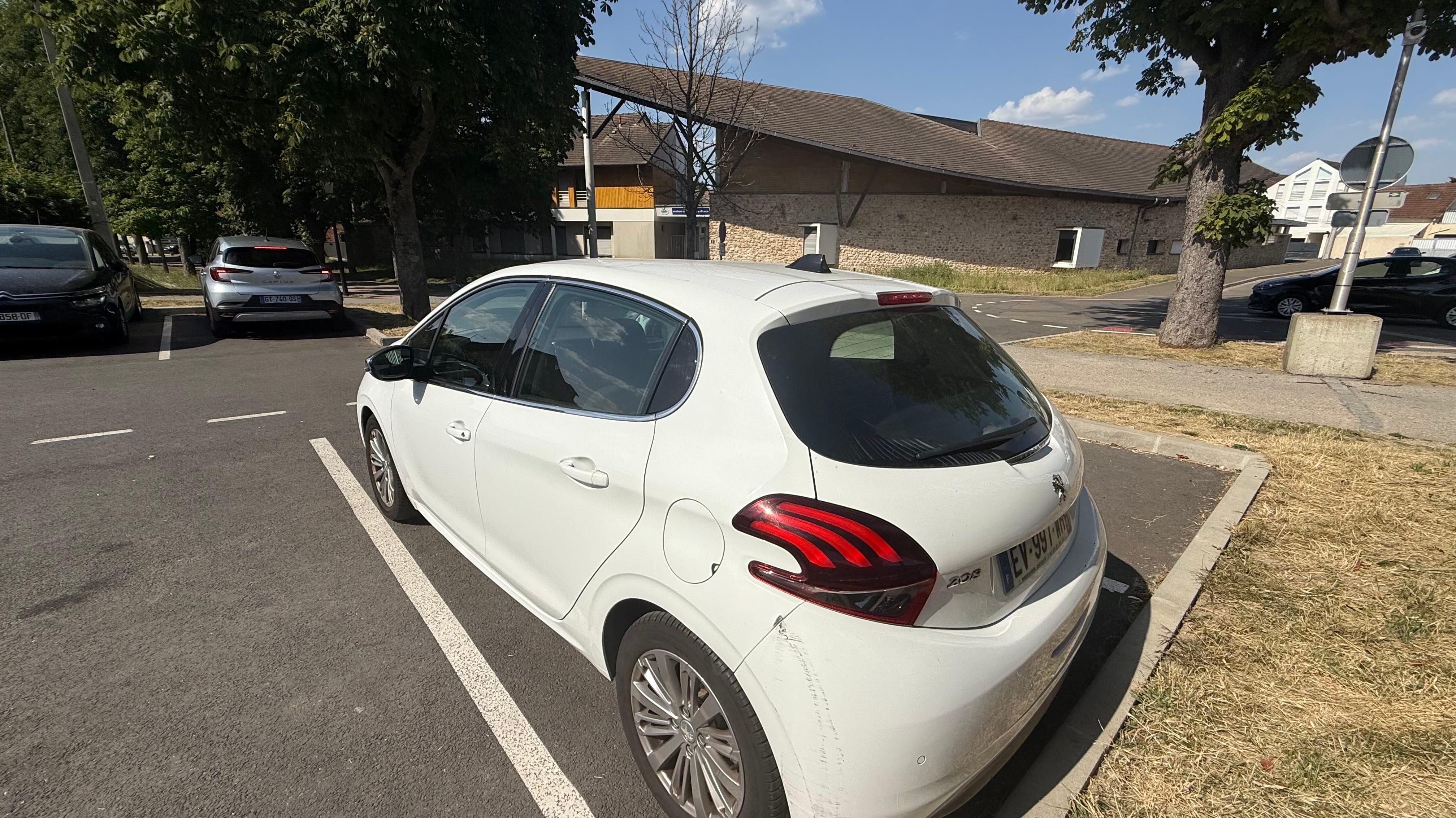 Peugeot 208 avec GPS