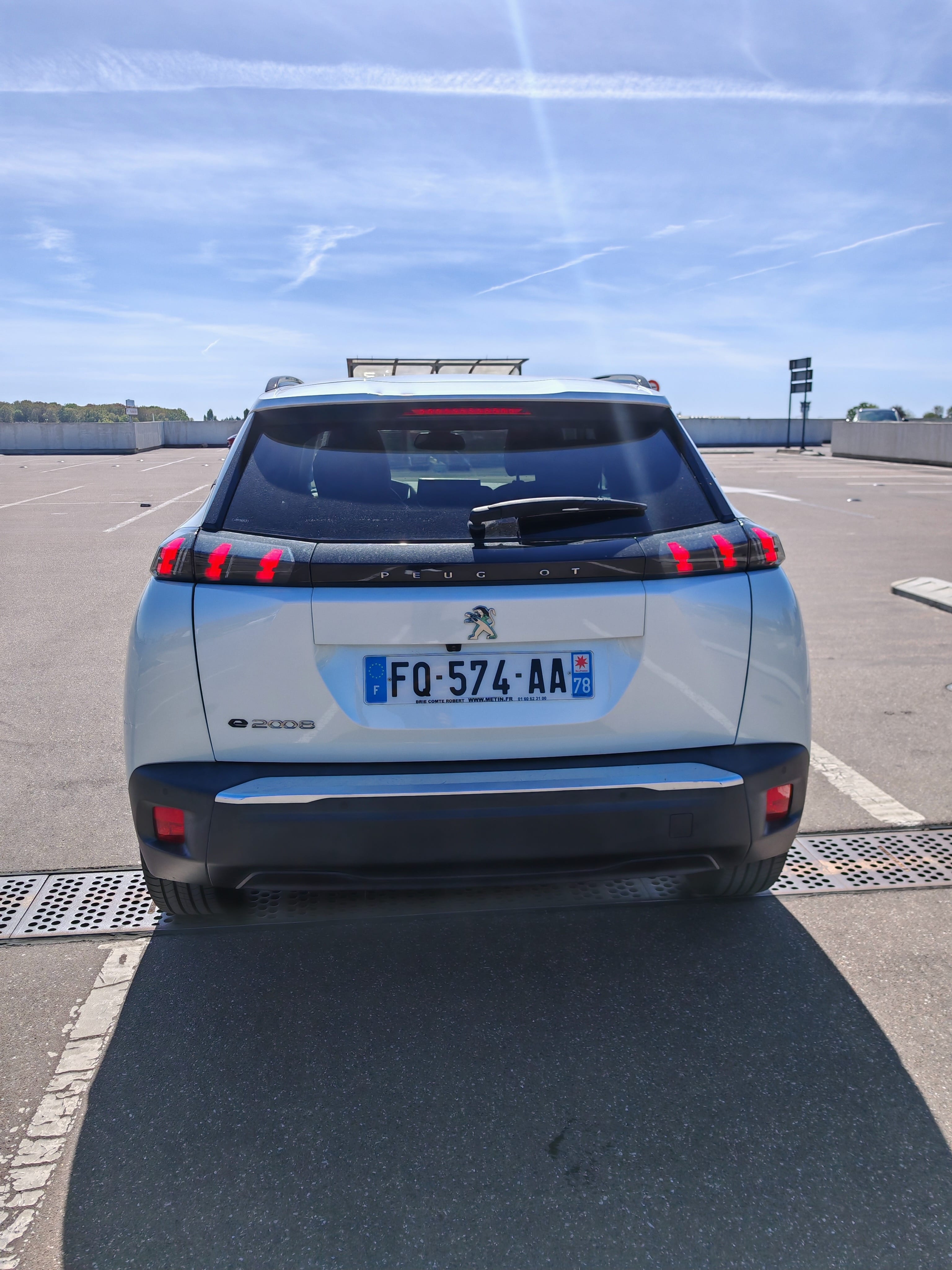 Peugeot e-2008  100% électrique – Confort et simplicité à Paris avec GPS