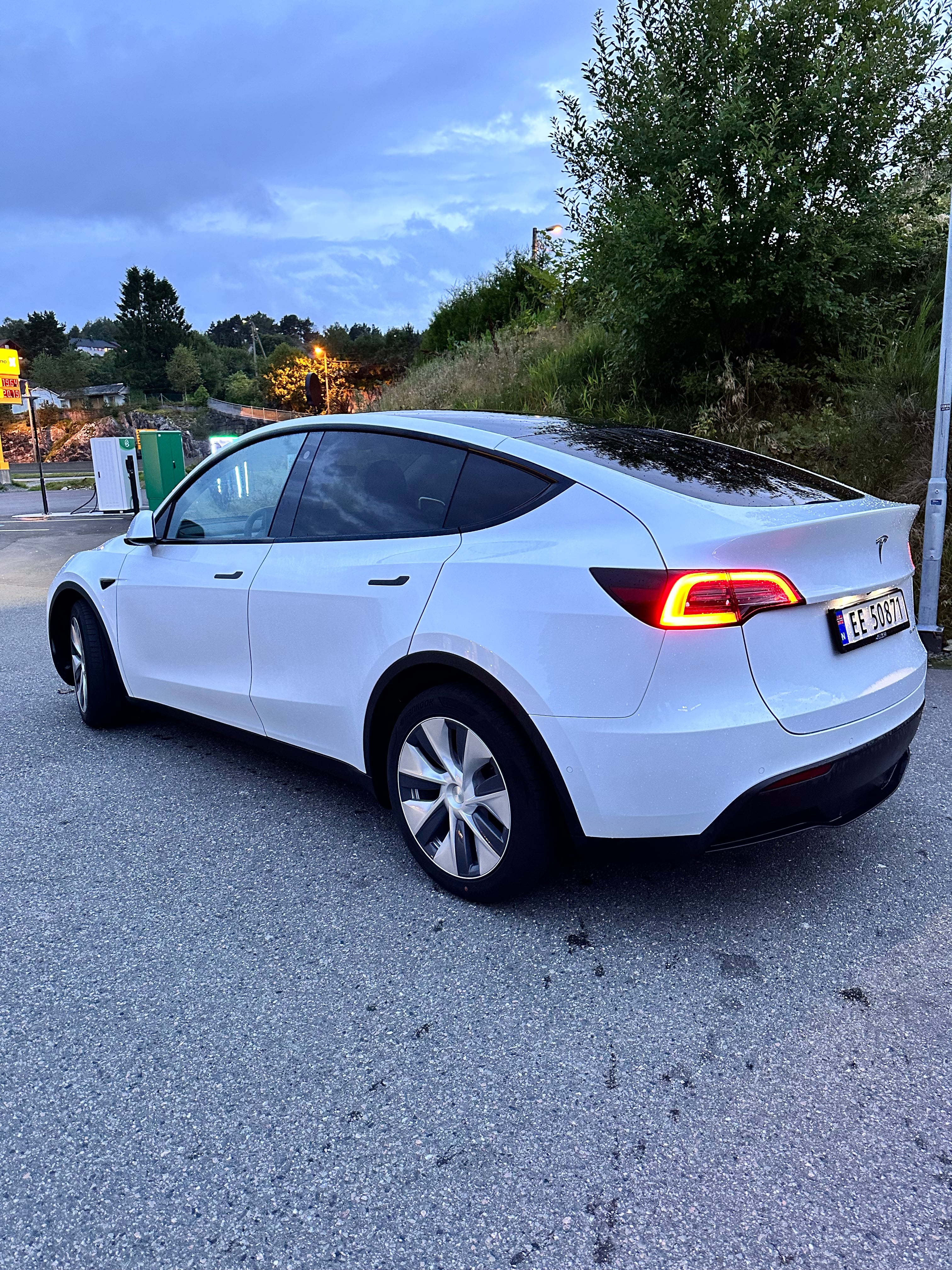 Tesla Model Y med GPS
