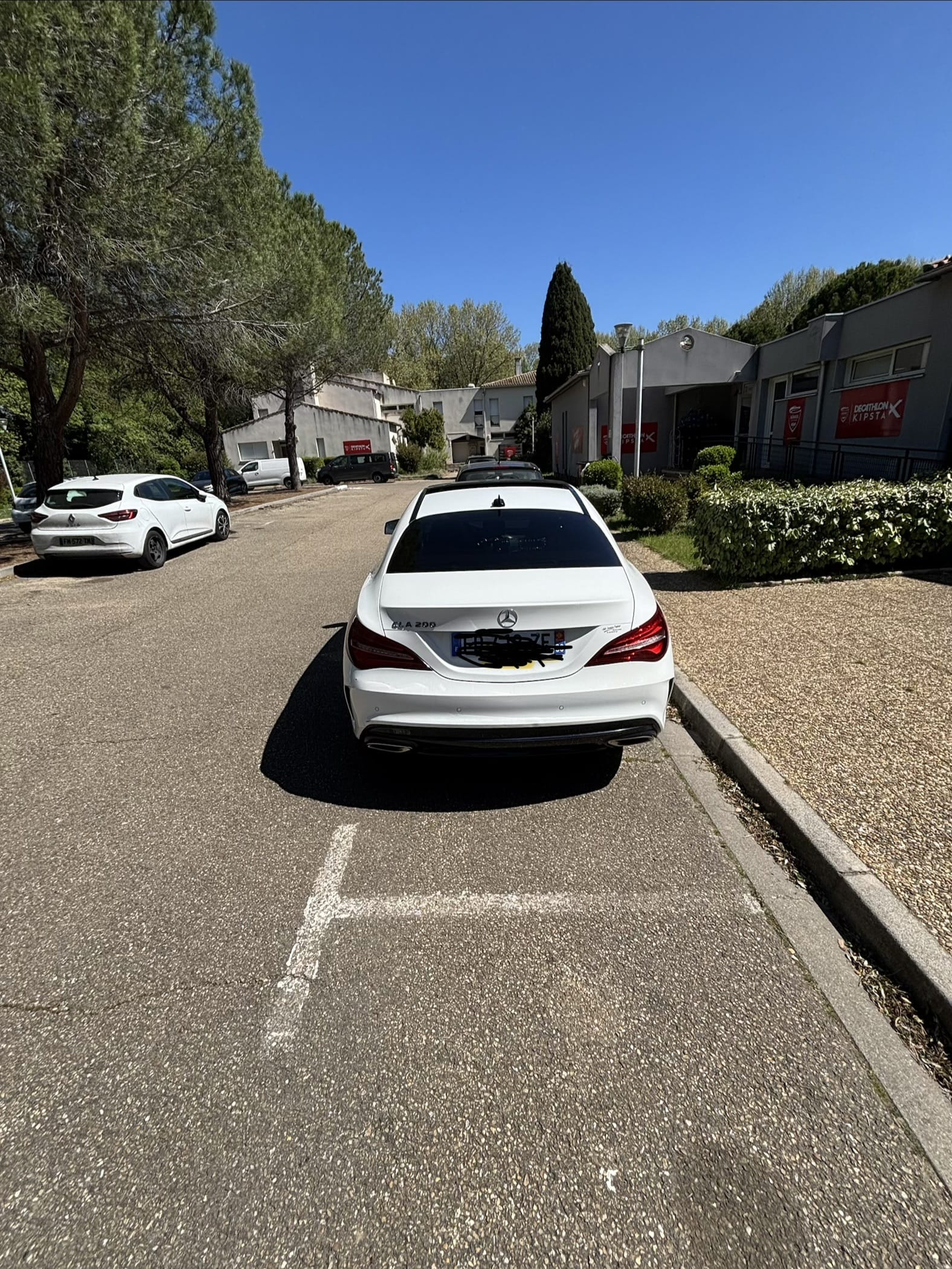 Mercedes-Benz CLA 200 with Backup camera