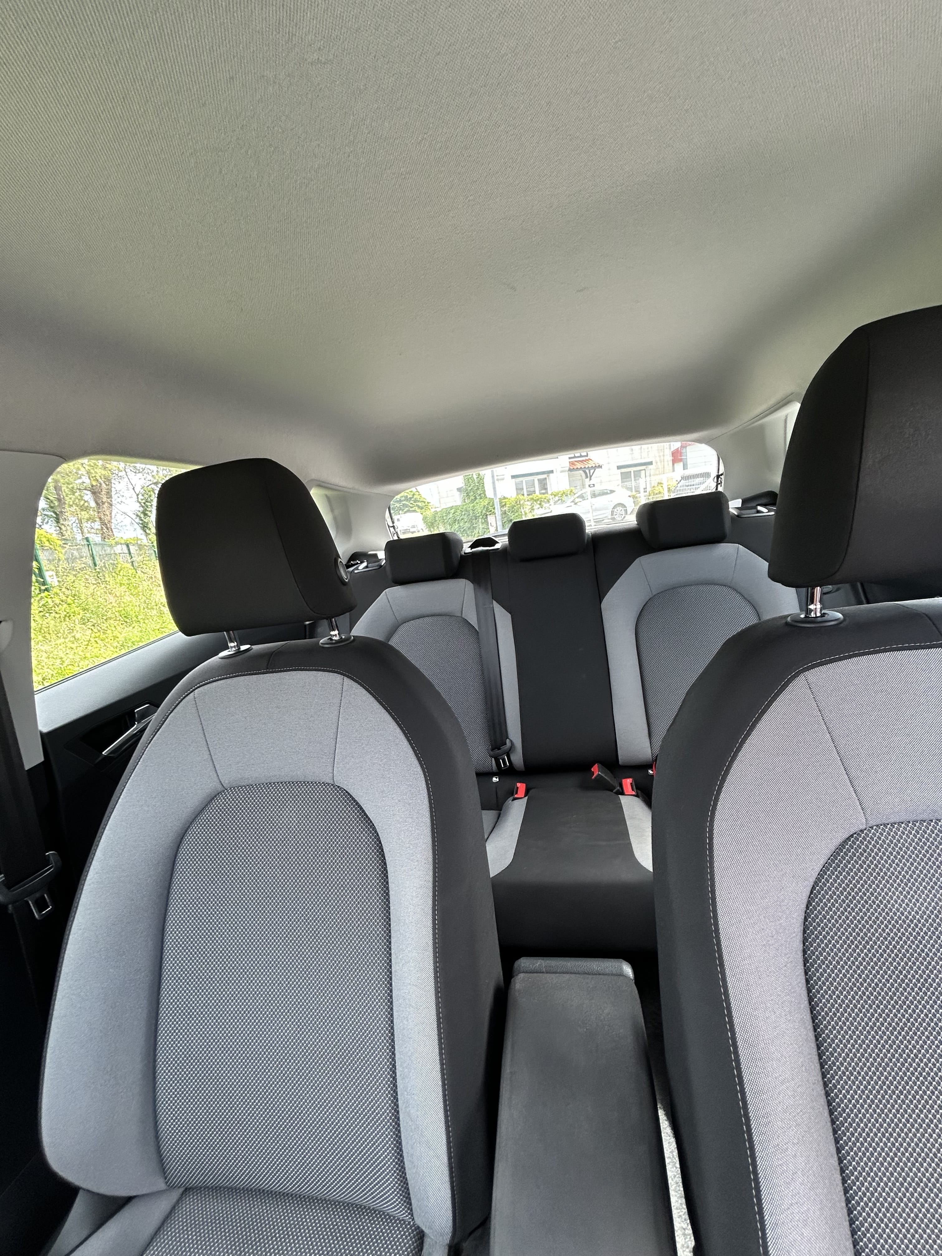 Seat Ibiza + abonnement parking avec Audio Bluetooth