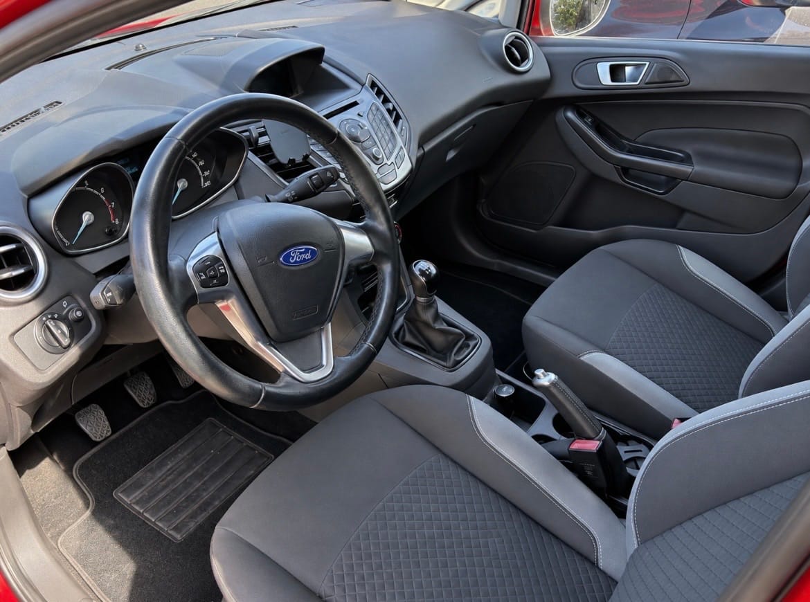 Ford Fiesta avec Autoradio
