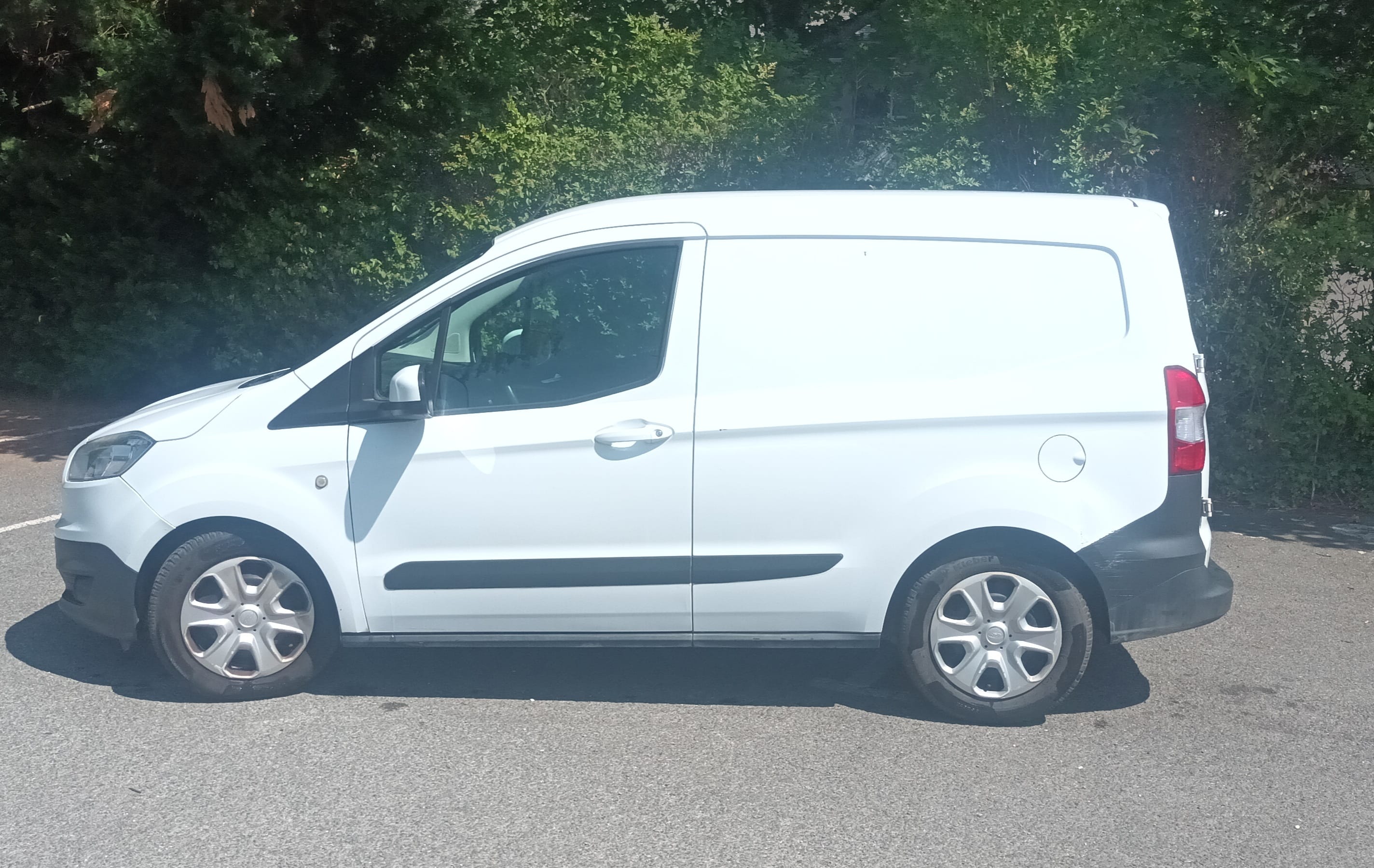 Ford Transit Courier Fourgon 1.5tdci avec Climatisation