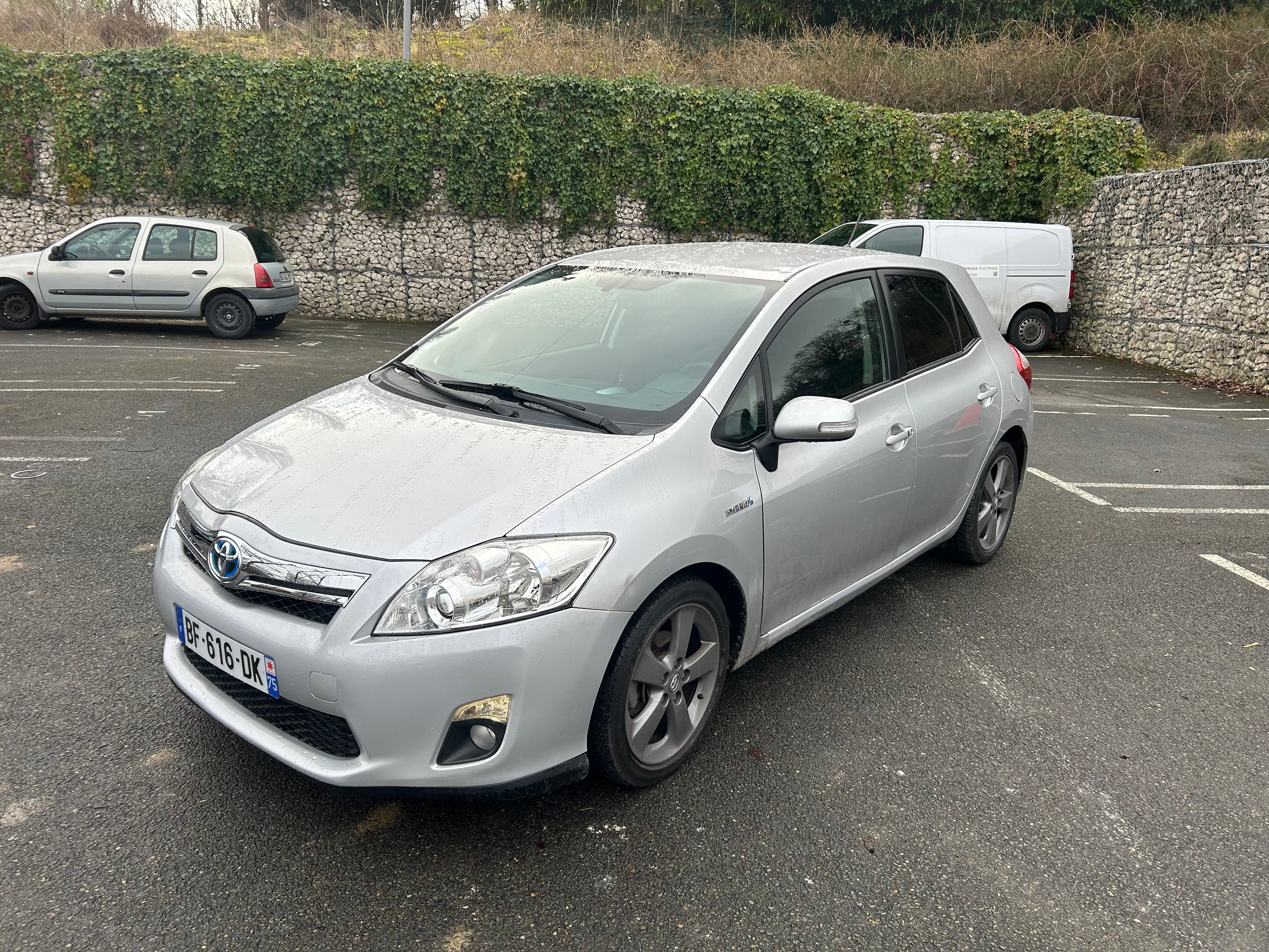 Toyota Auris, 2010, Essence 95 / Électrique (hybride), automatique