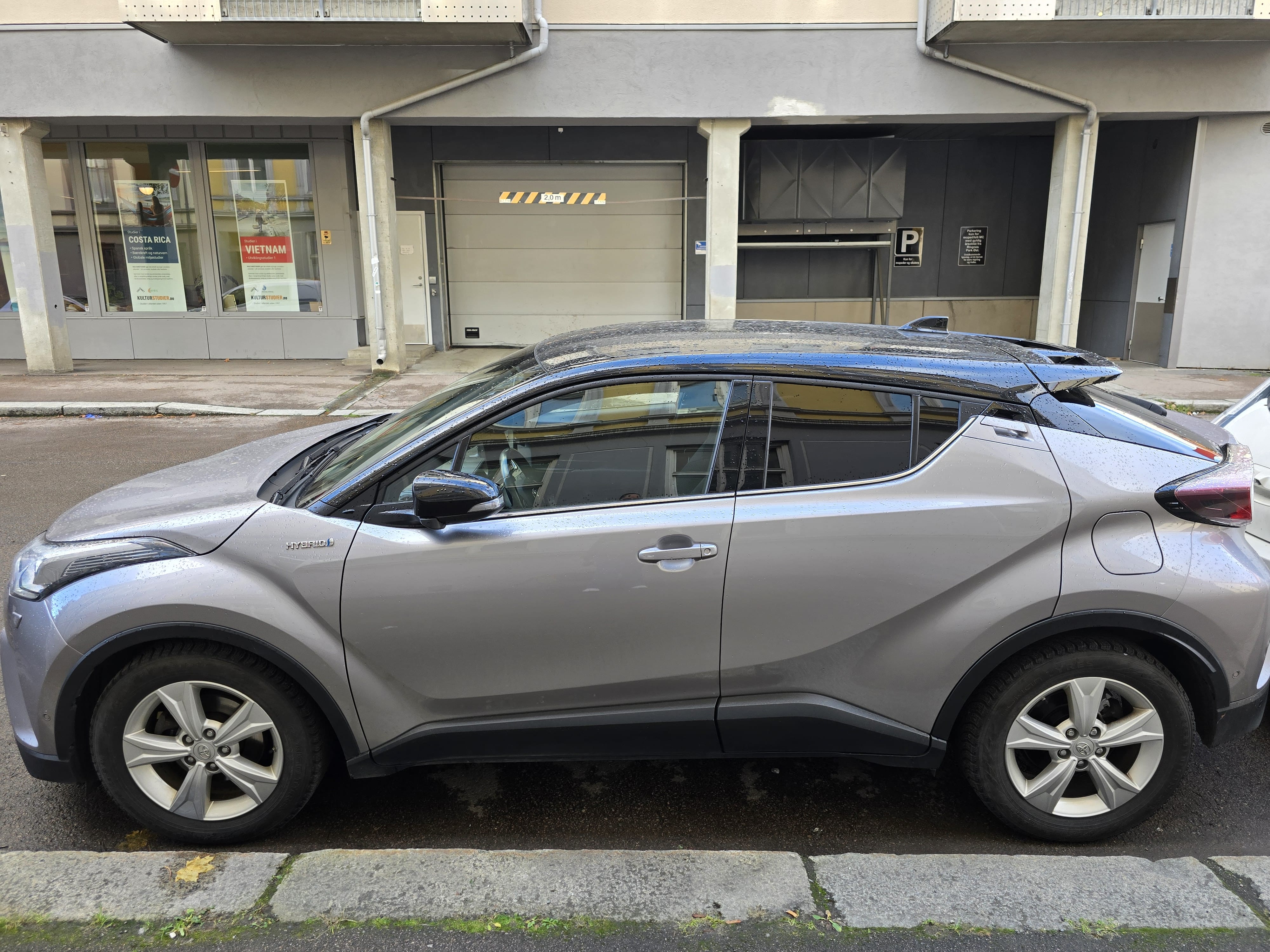 Toyota C-HR Hybrid med Aircondition
