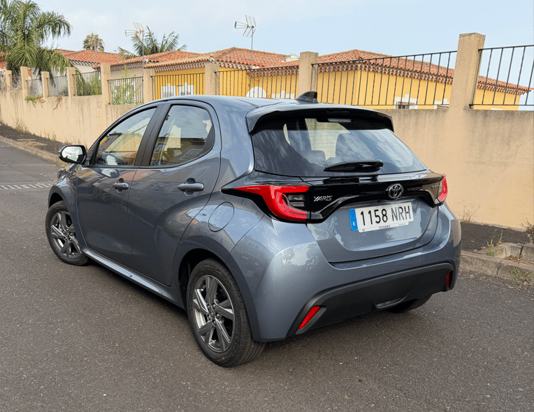 Toyota Yaris Híbrido Gasolina 95 con Cámara de marcha atrás