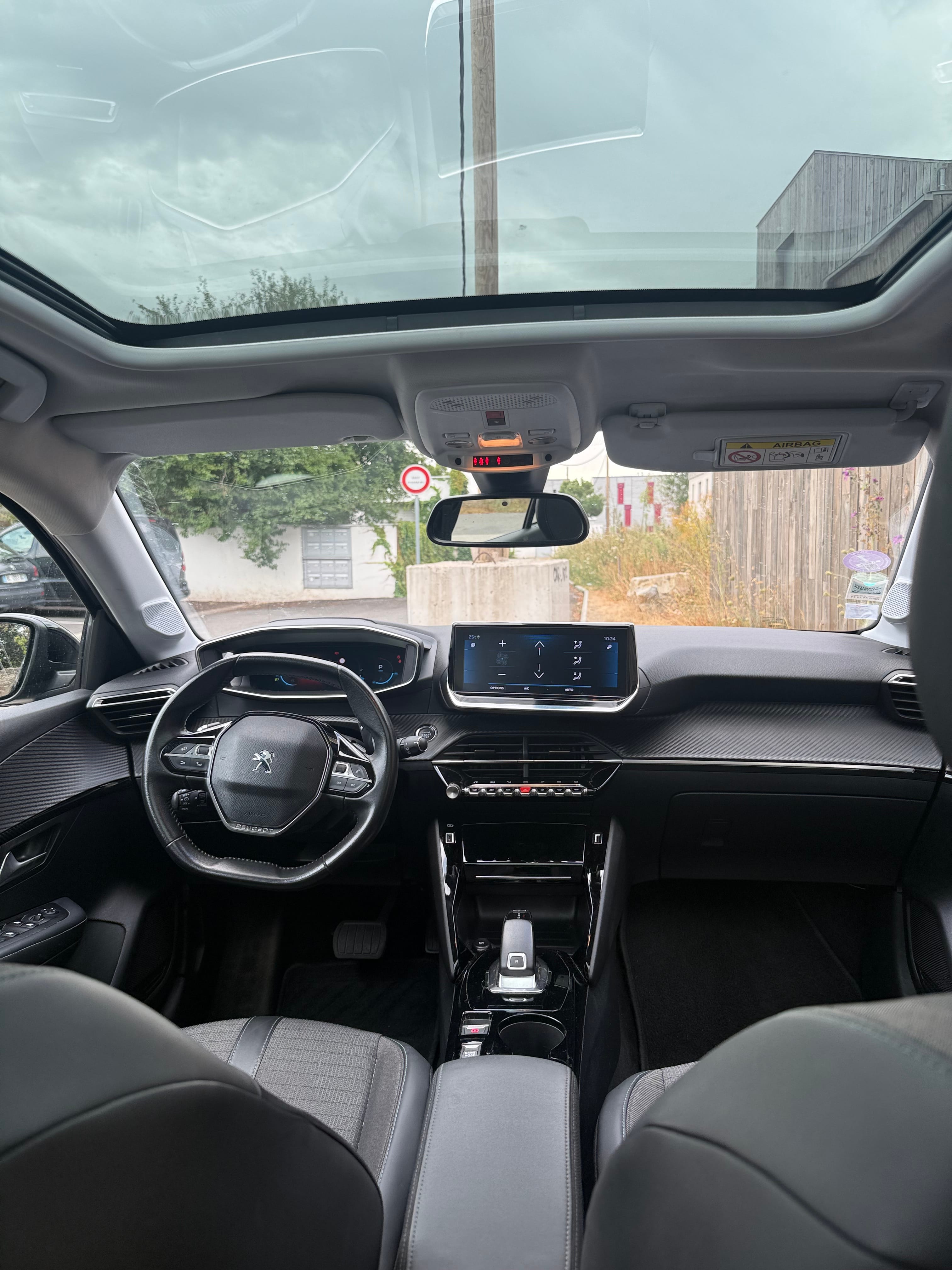 Peugeot 208 mit Navigationsgerät