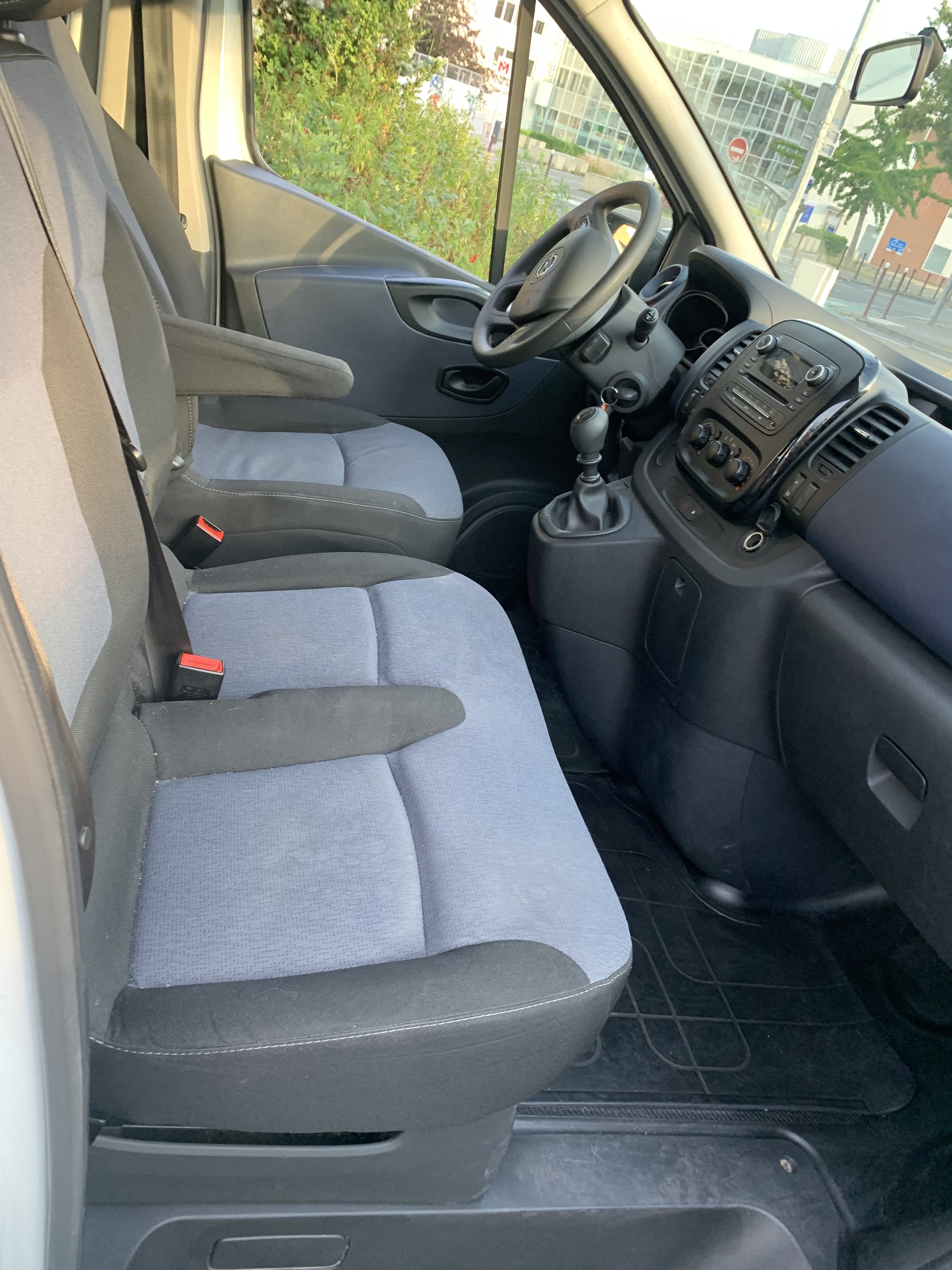 Opel Vivaro Combi mit Kindersitz