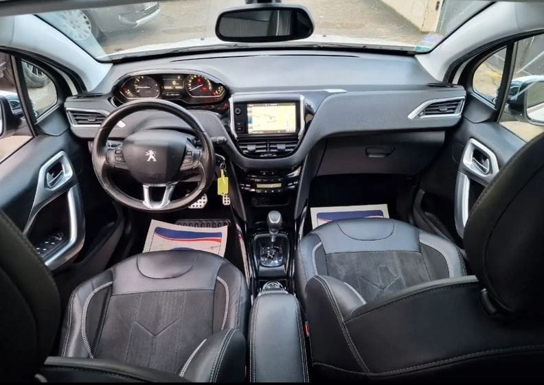 Peugeot 2008 avec Coffre de toit