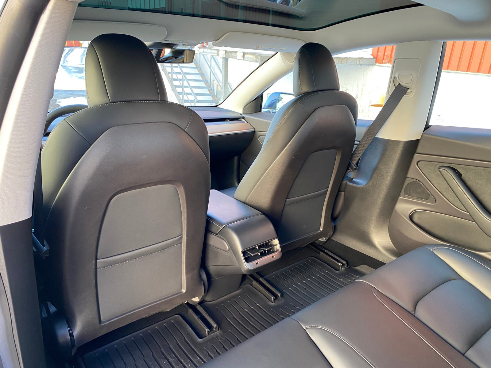 Tesla Model 3 mit Kindersitz