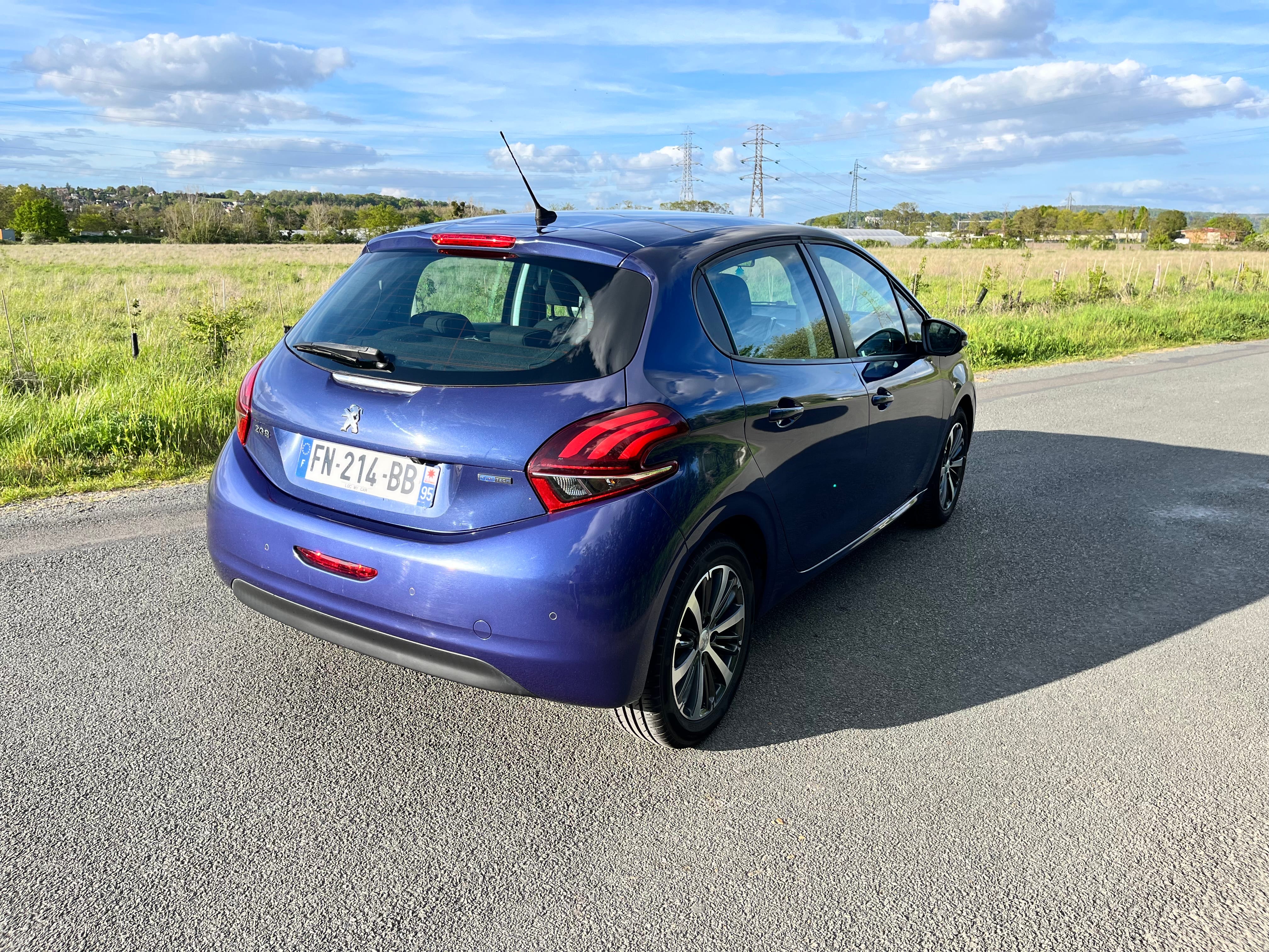 Peugeot 208 • Apple CarPlay • Toit panoramique • Sièges chauffants avec Climatisation
