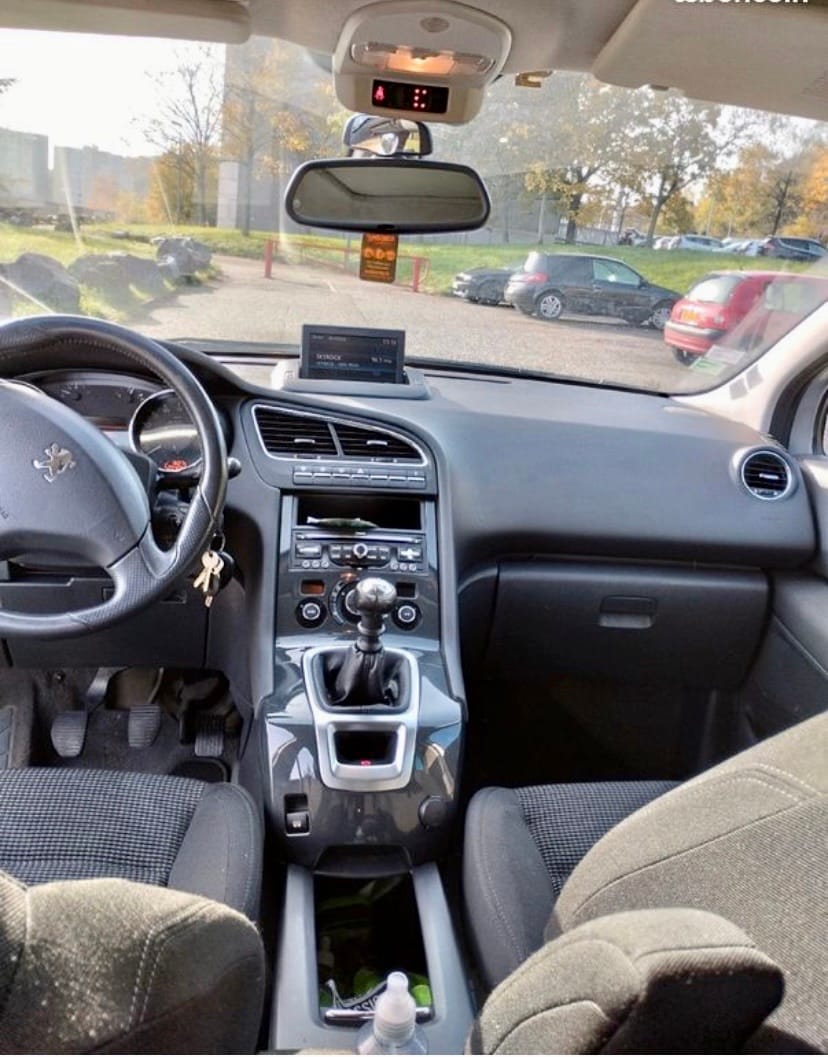 Peugeot 5008 7 places HDI NOIR CLIM AUTO BX221 TOIT PANORAMIQUE GPS RÉGULATEUR  7 places con GPS