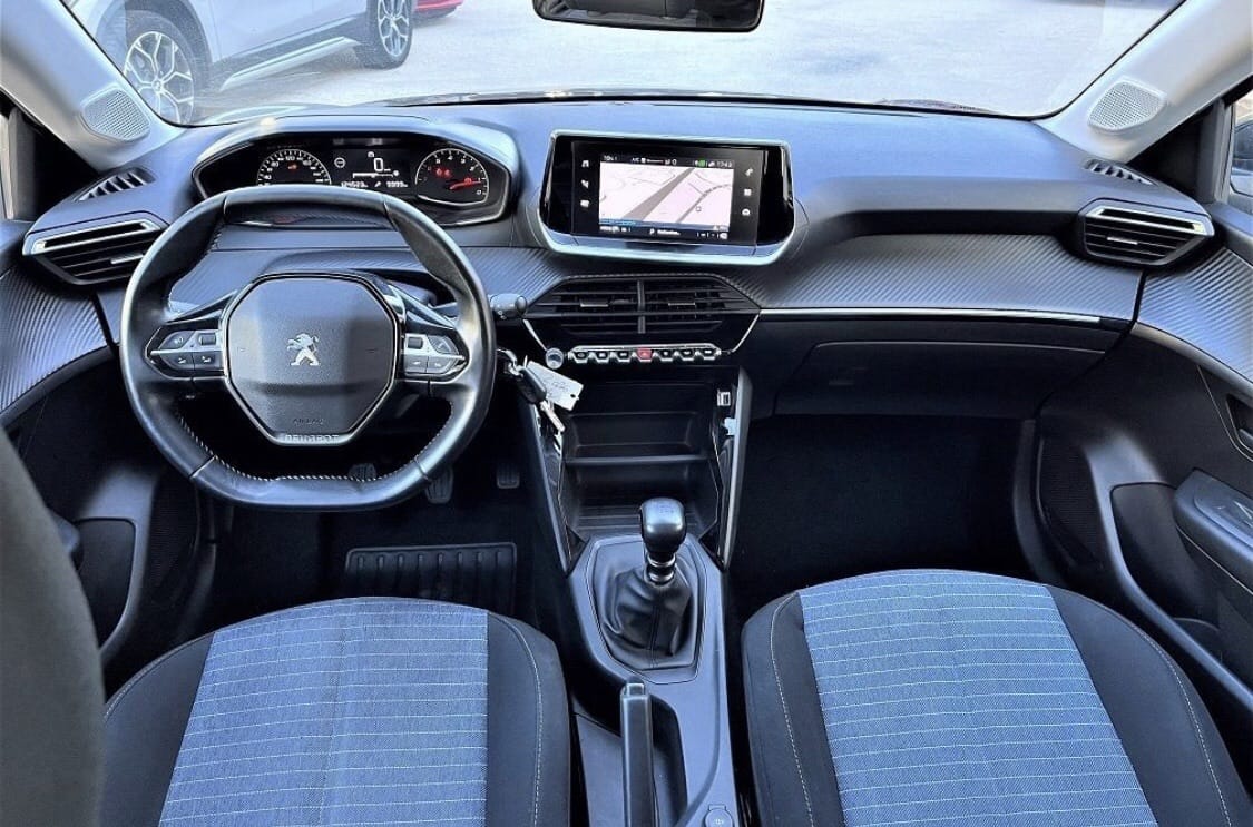 Peugeot 208 avec Pneus neige