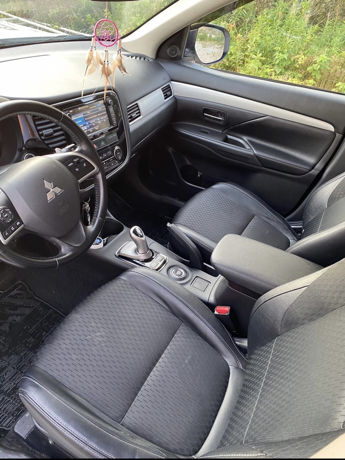 Mitsubishi Outlander Hybrid med Bluetooth audio