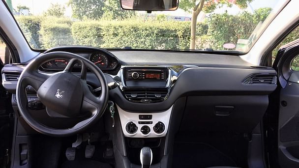 Peugeot 208 Louez la Peugeot 208 Essence – Confort, Économie et Polyvalence ! avec Entrée audio / iPod