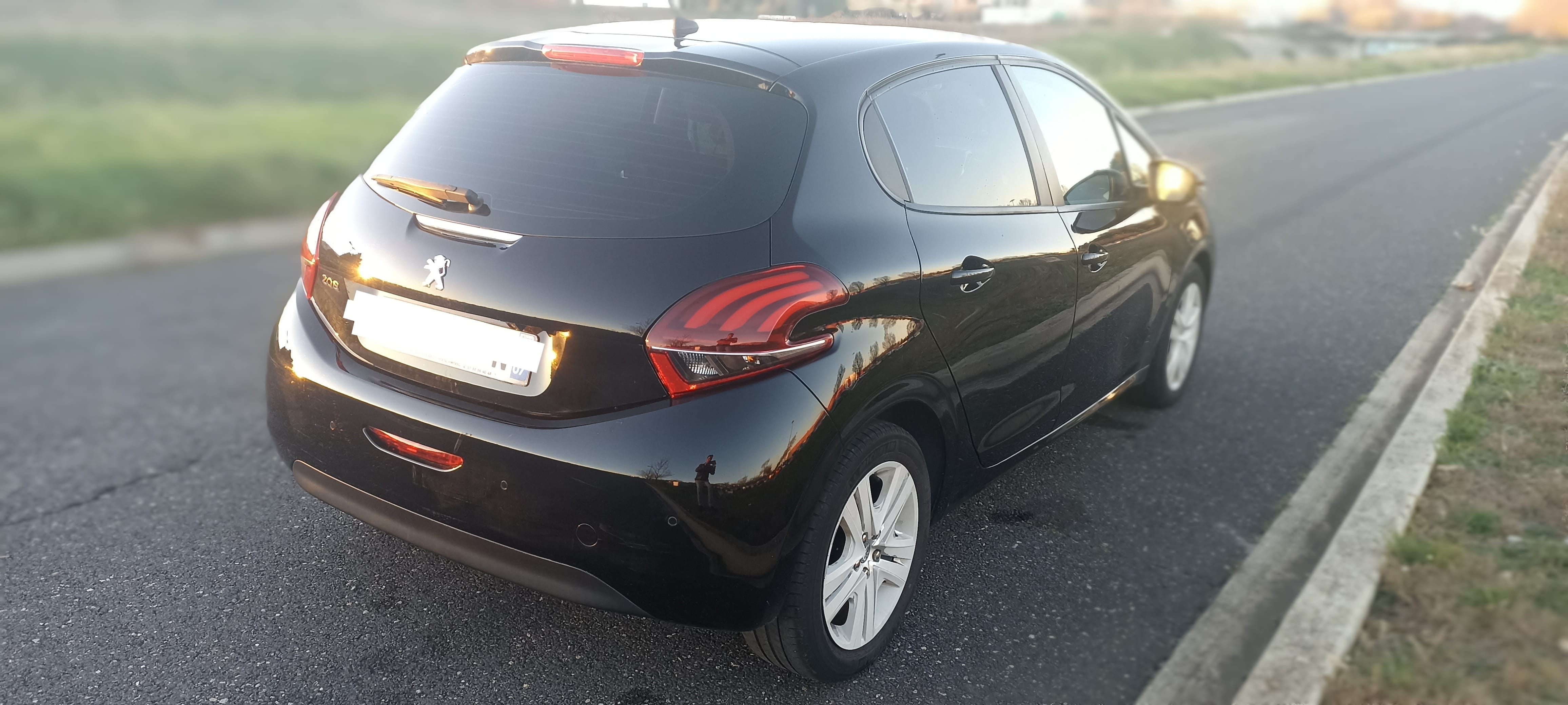 Peugeot 208 Signature avec GPS