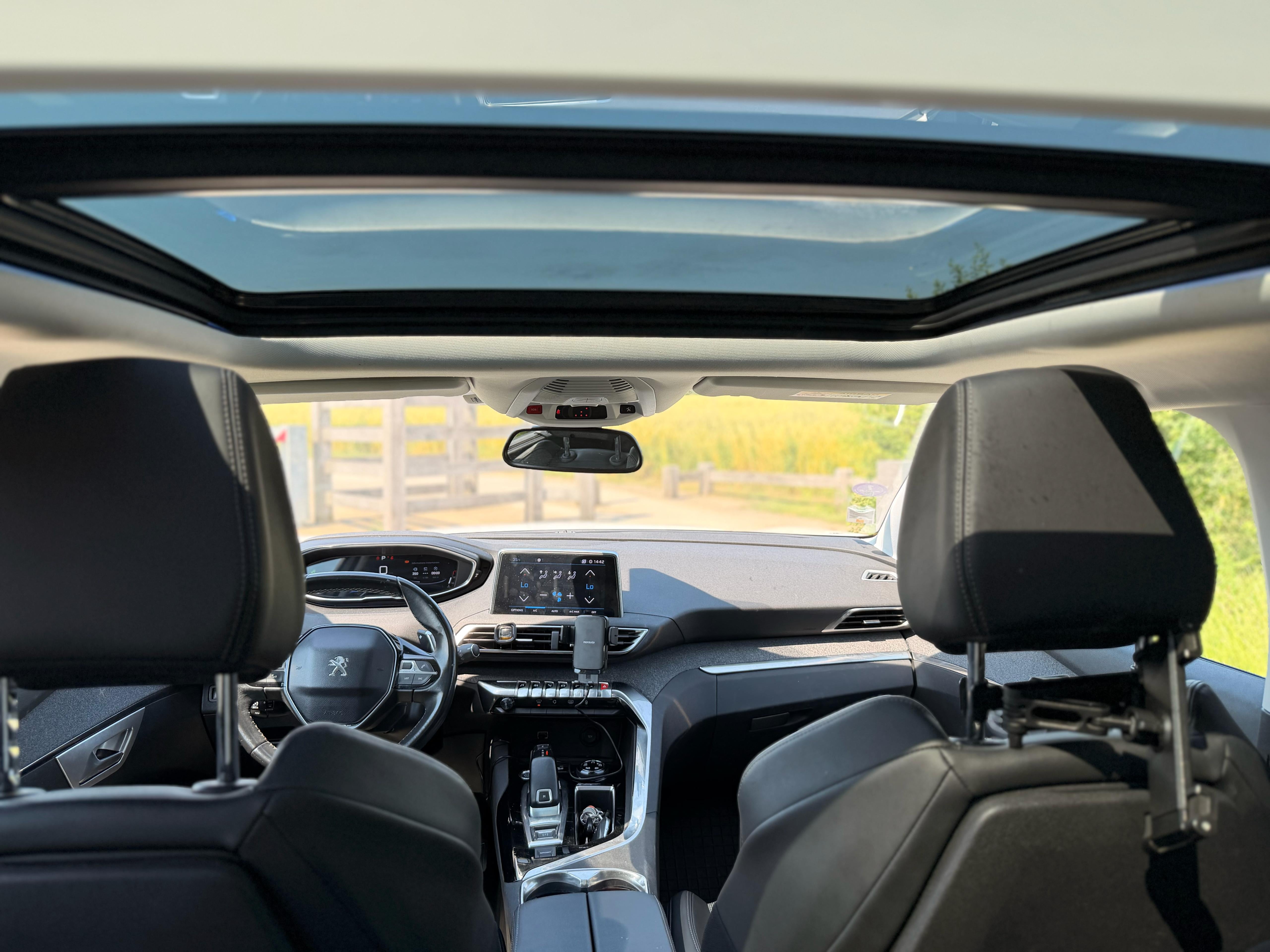 Peugeot 5008 avec GPS