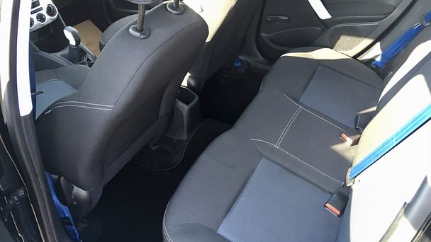 Peugeot 208 Louez la Peugeot 208 Essence – Confort, Économie et Polyvalence ! avec Audio Bluetooth