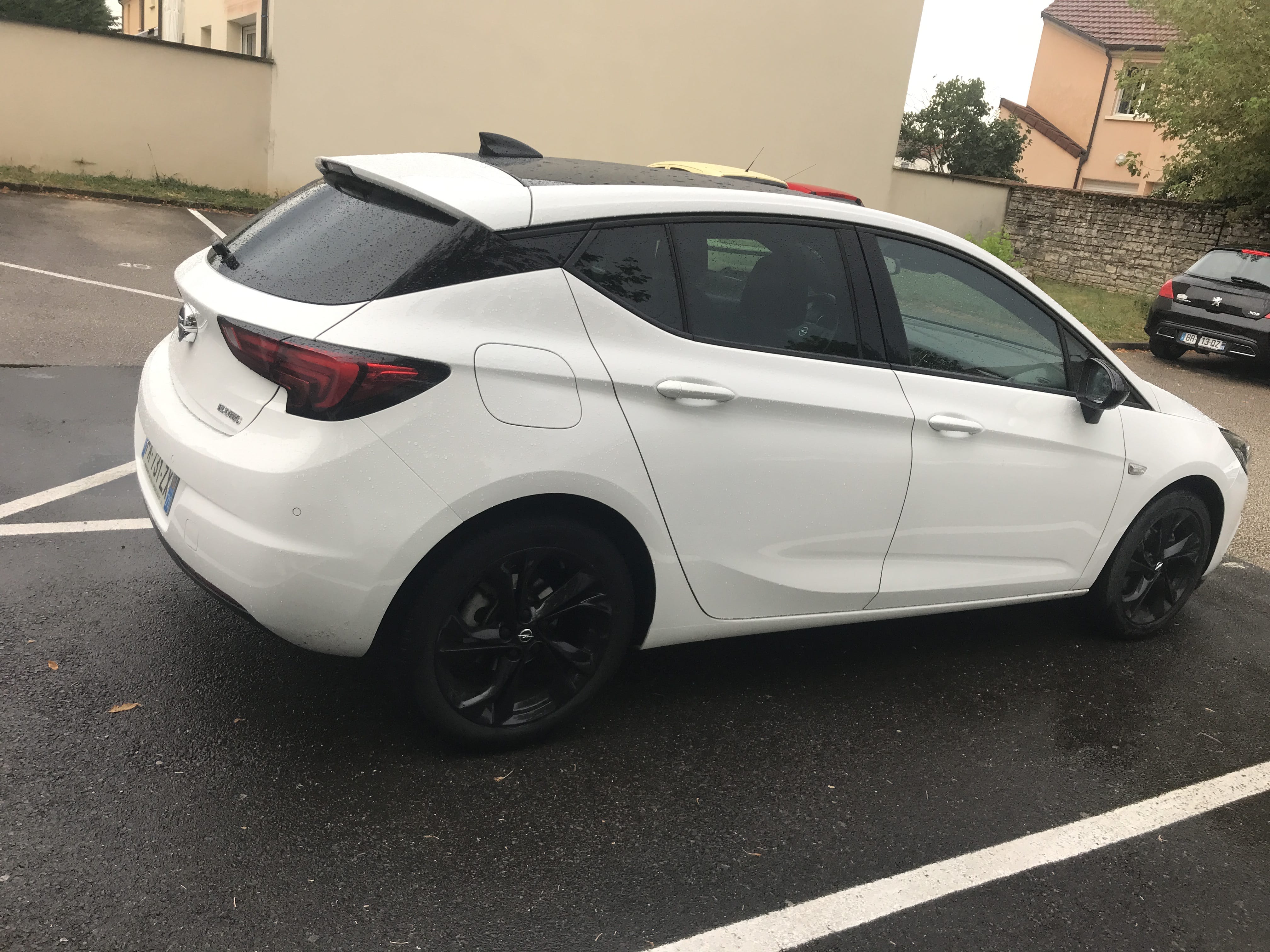 Opel Astra avec Entrée audio / iPod