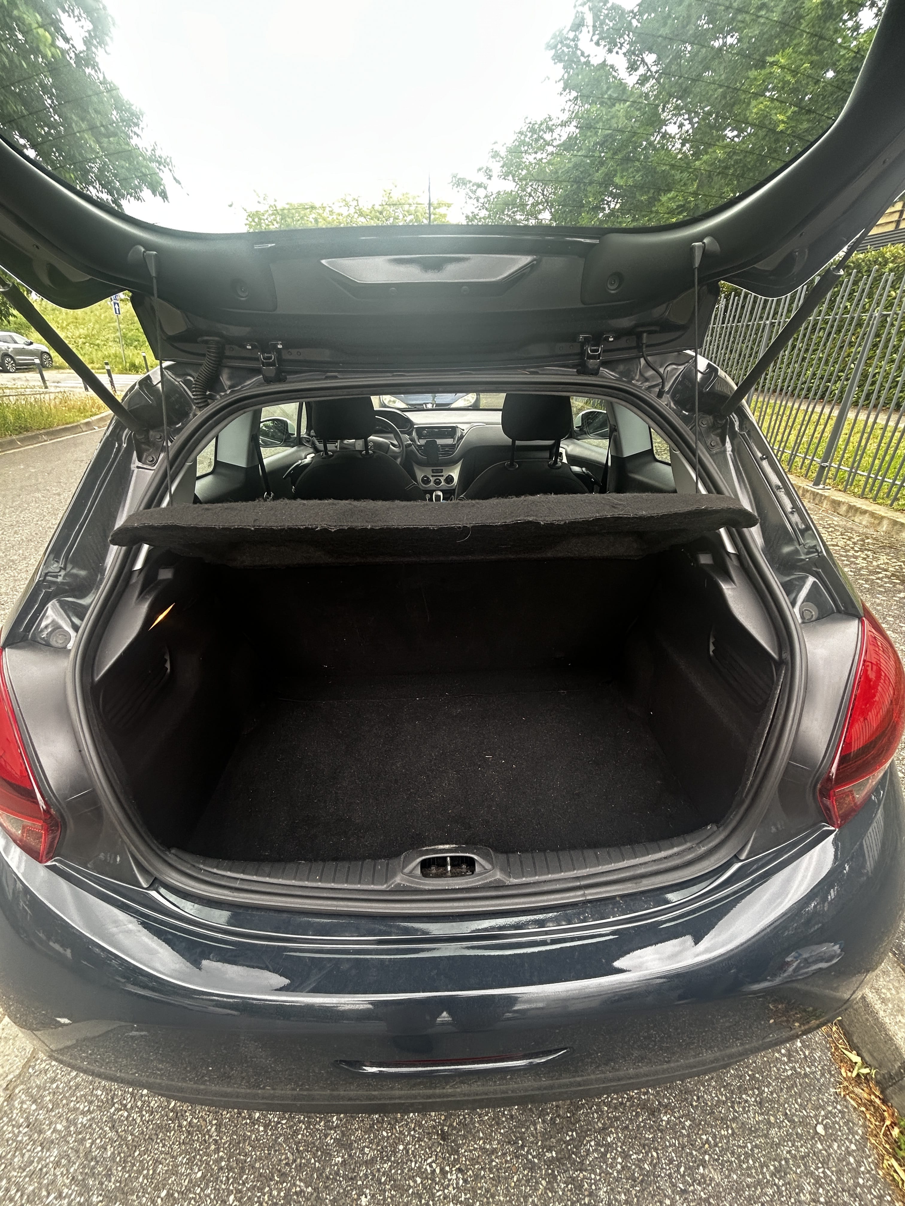 Peugeot 208 avec Autoradio