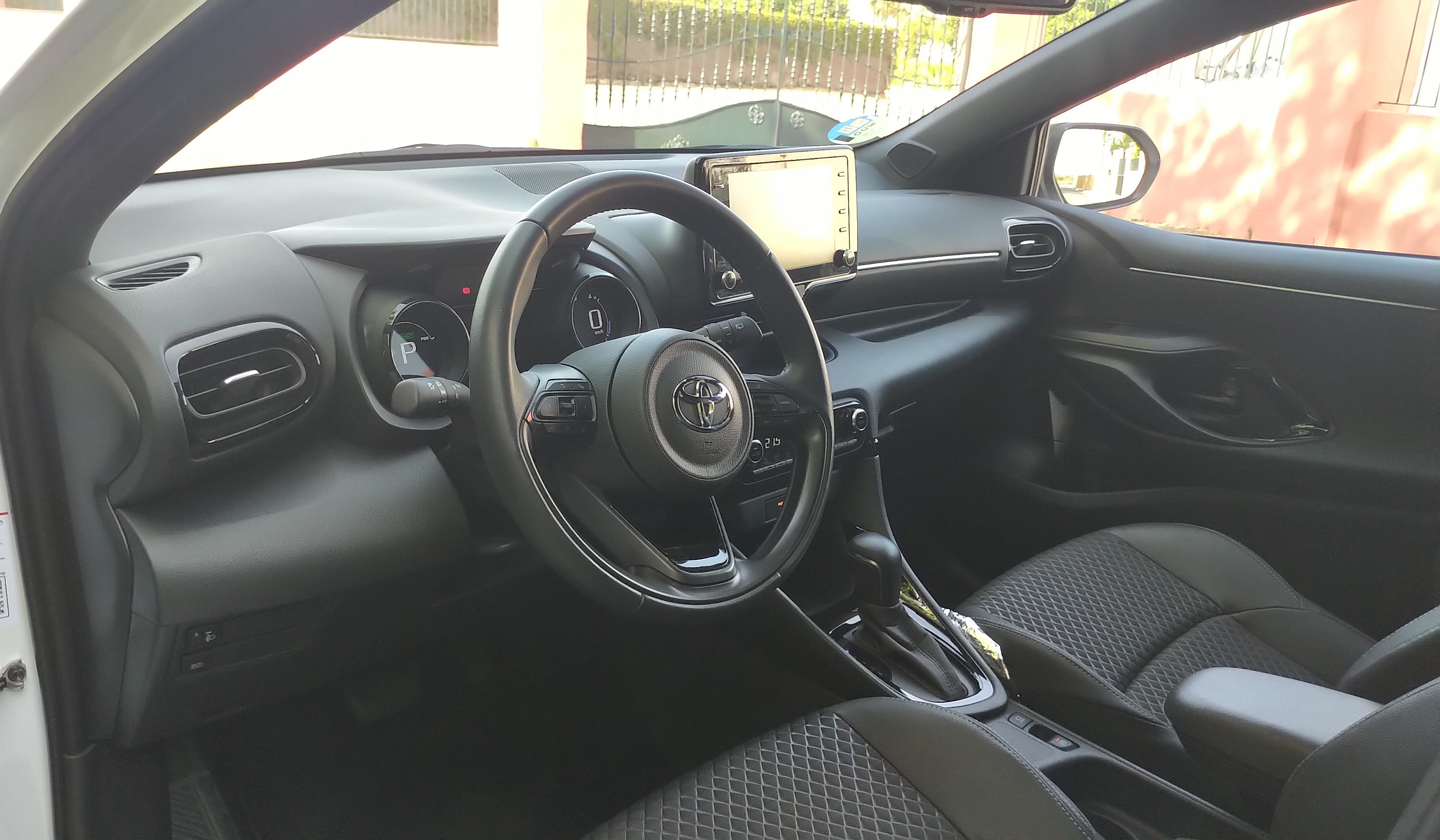 Toyota Yaris Híbrido 1.5 con Silla infantil