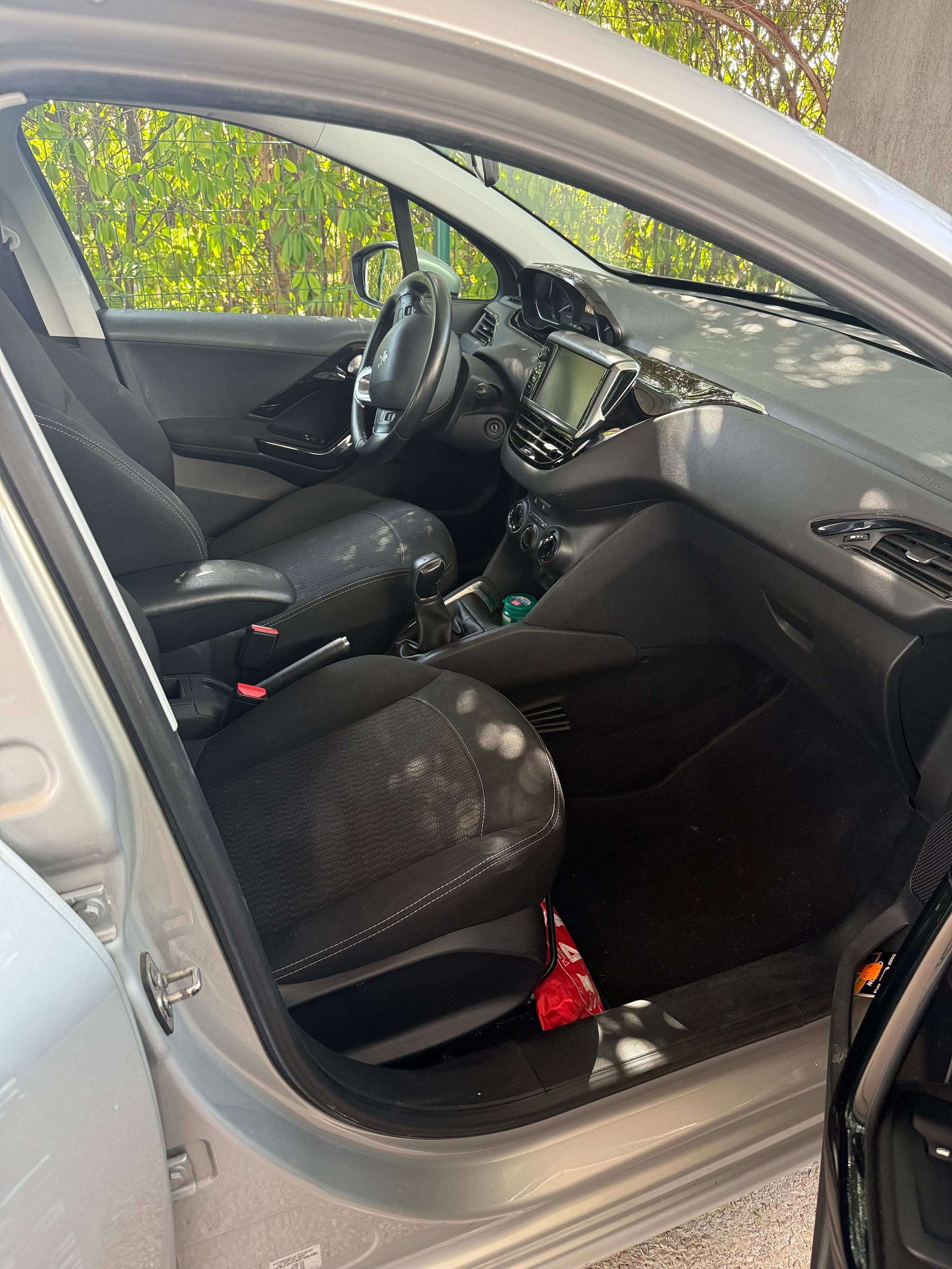 Peugeot 208 met Autoradio