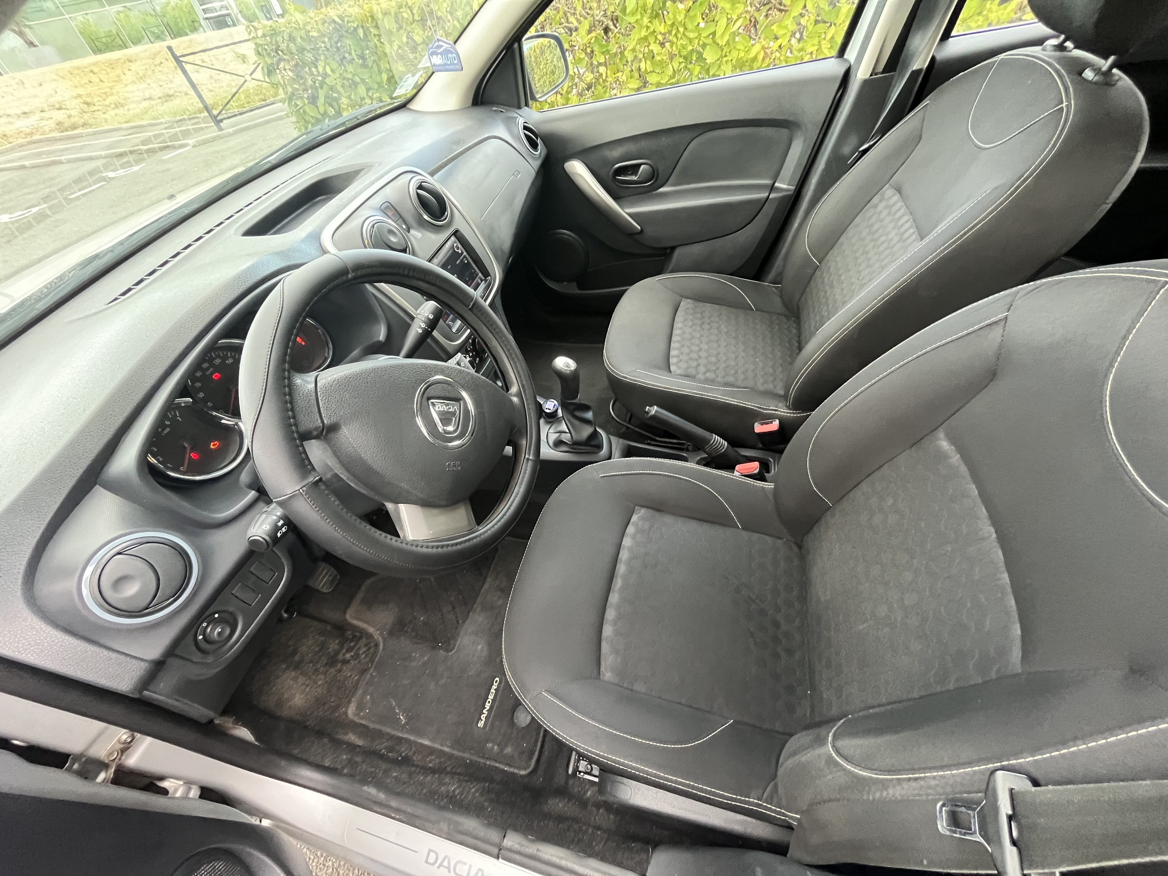 Dacia Sandero Essential 1.2L Essence et SuperEthanol E85 - climatisation - Apple CarPlay et Android Auto