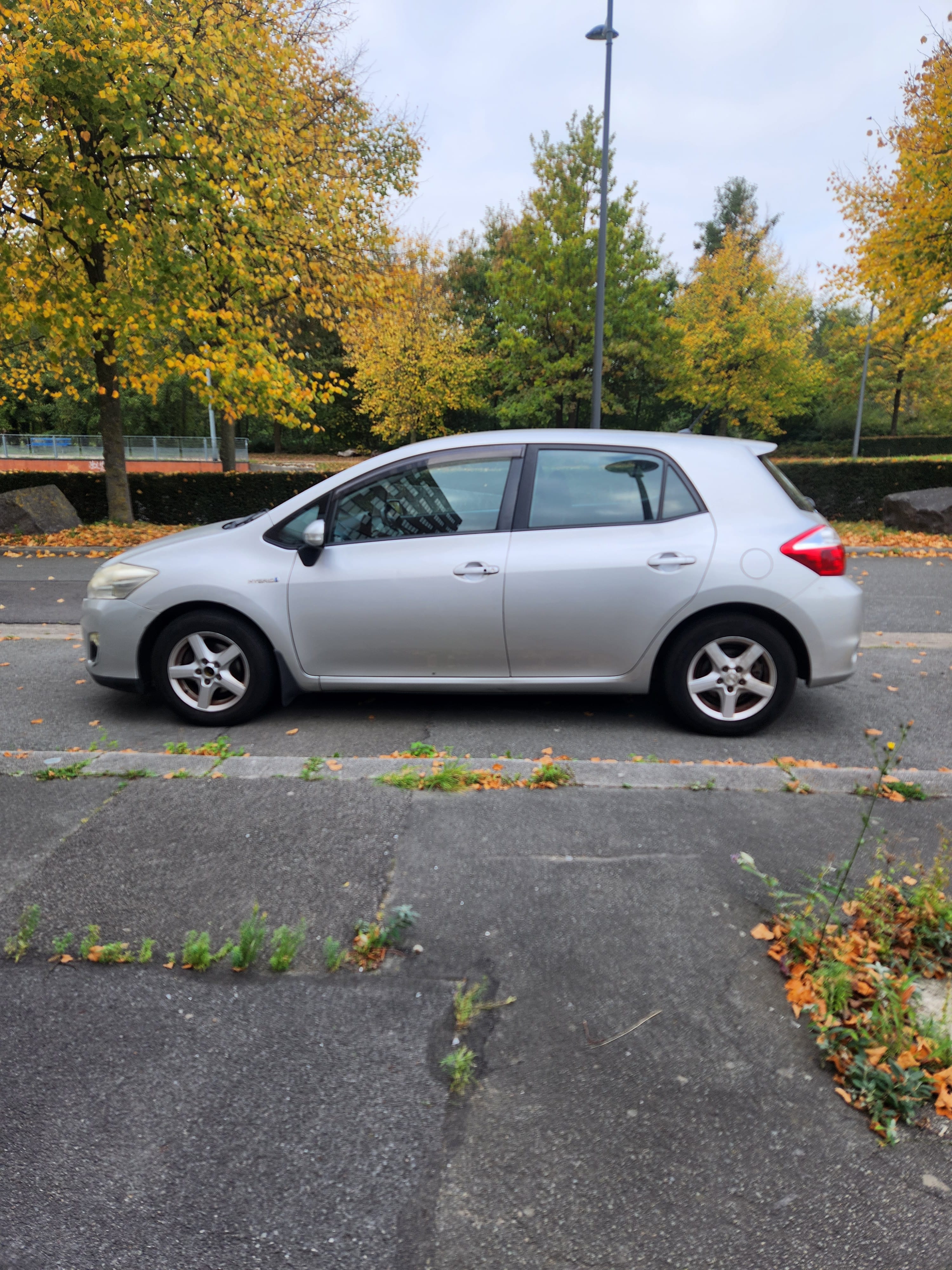 Toyota Auris, 2011, Essence 95 / Électrique (hybride), automatique