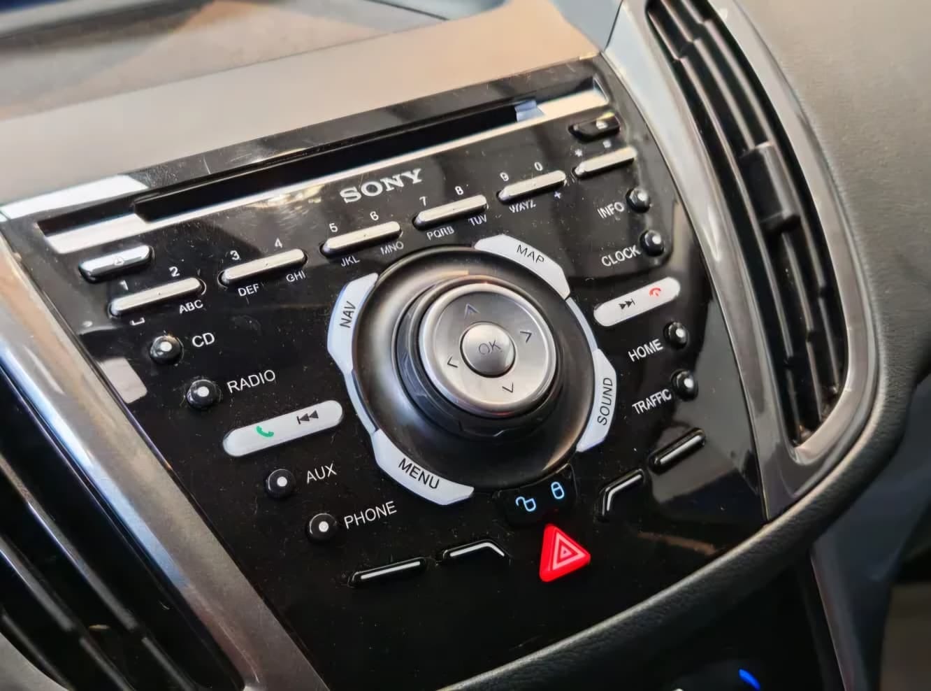 Ford C-Max avec Entrée audio / iPod
