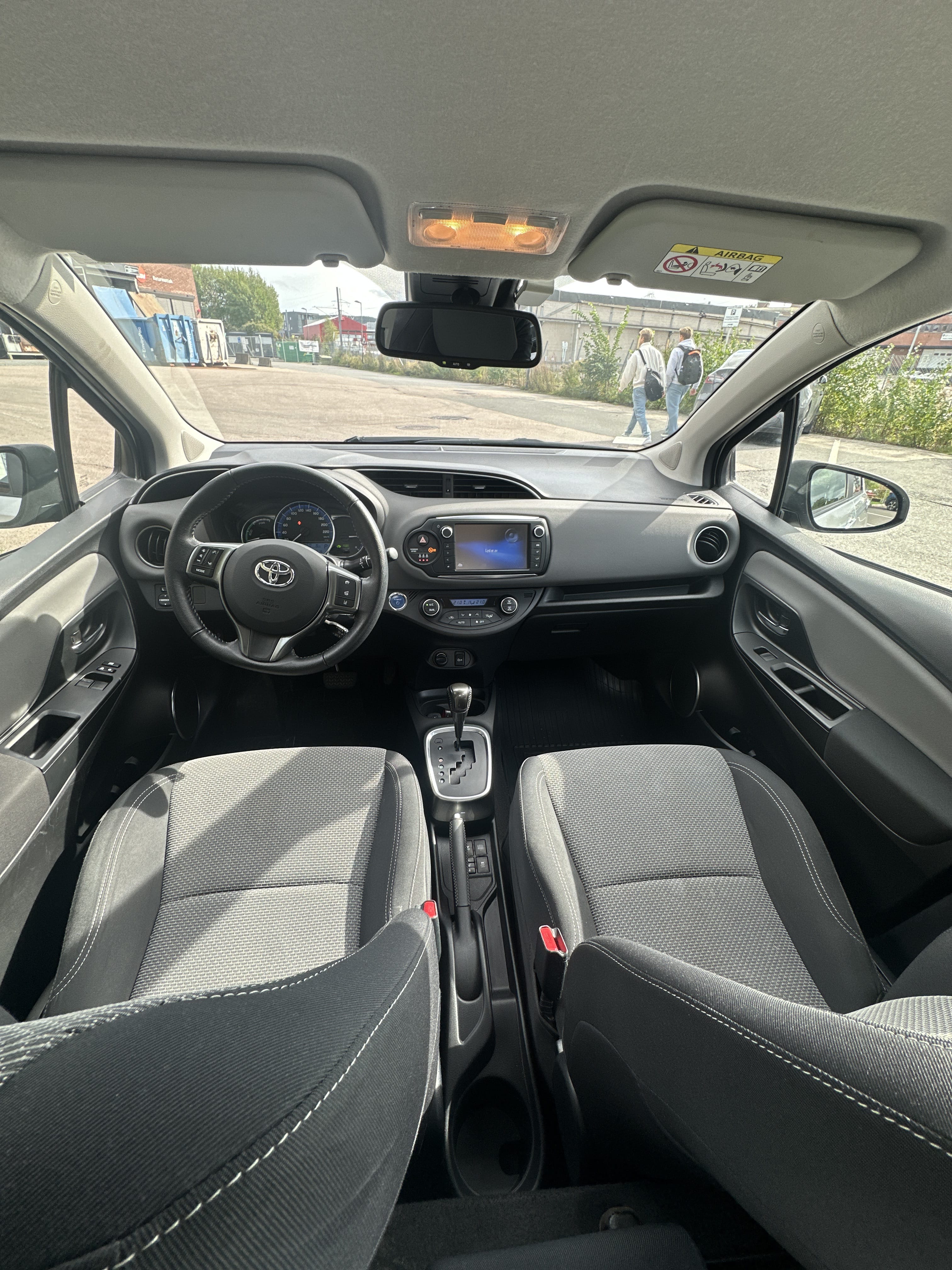 Toyota Yaris Hybrid 1,5 Bensin, Automat inkl. BEBOERKORT SONE parkering med Cruisekontroll