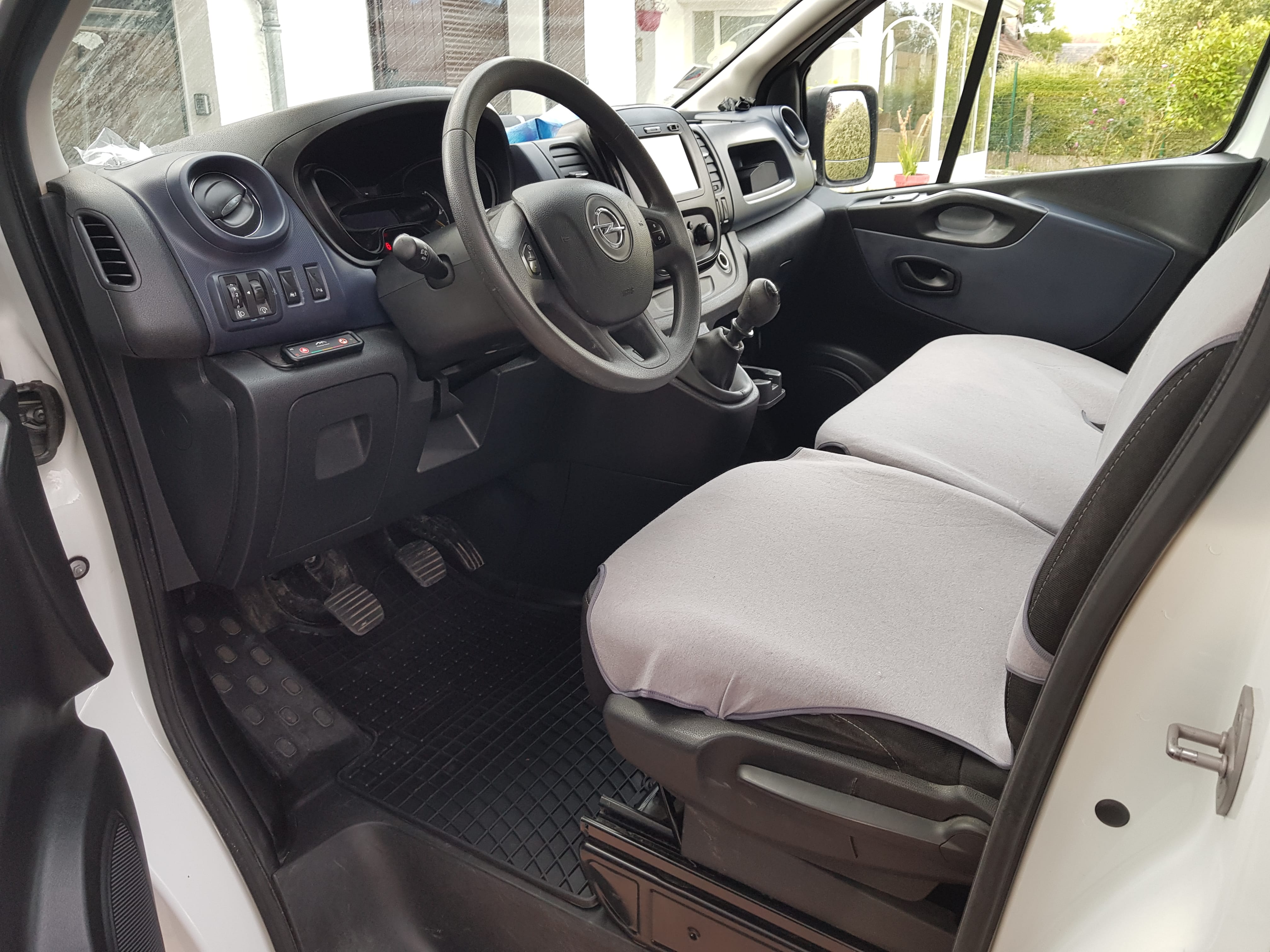 Opel Vivaro 1.6 dci clim radar de recul gps EH105