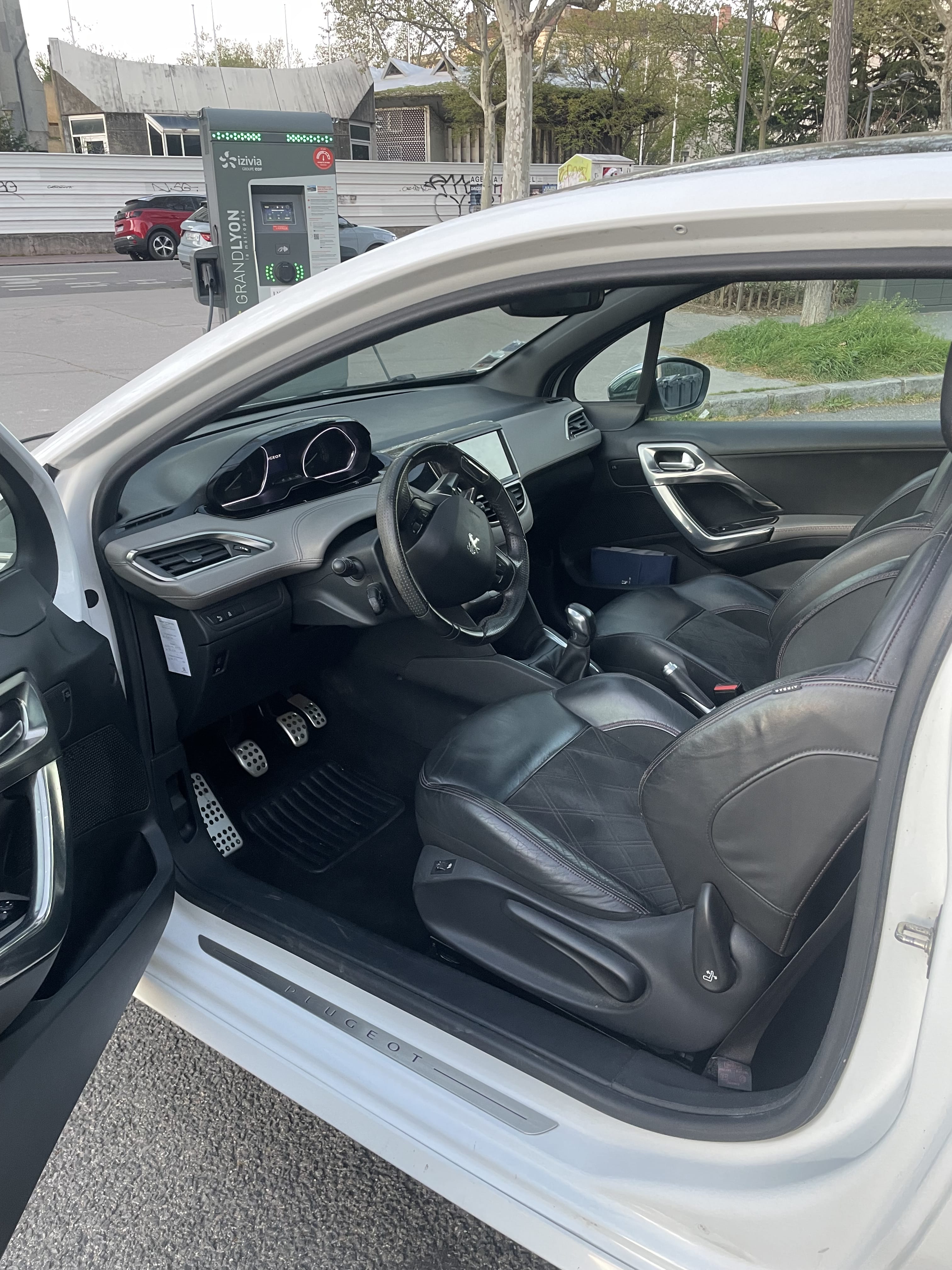 Peugeot 208 120 ch avec Dashcam