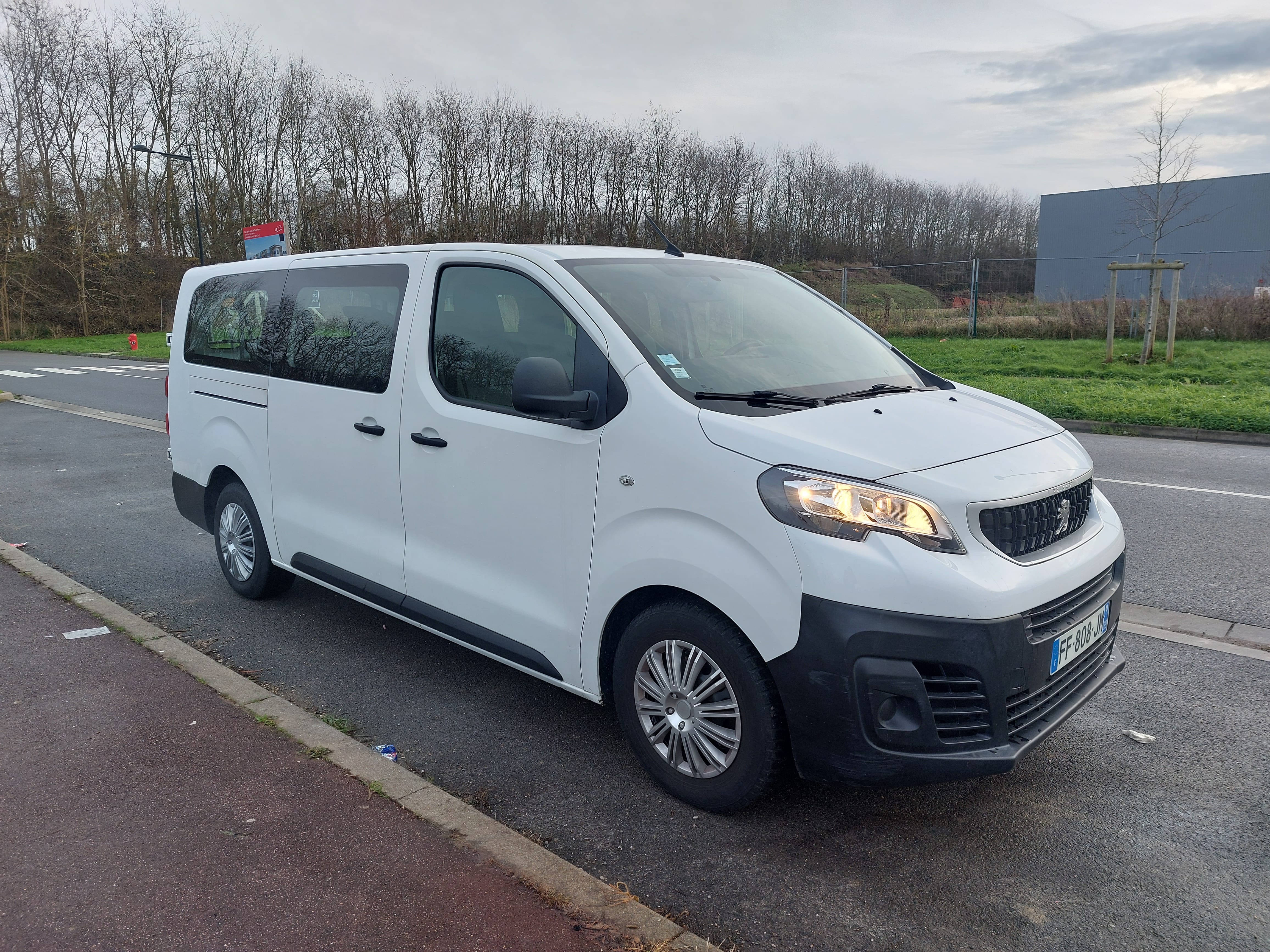 Peugeot Expert Combi Hauteur Idéale pour se garer dans les parkings en sous-sols, 2019, Diesel, 9 places et plus