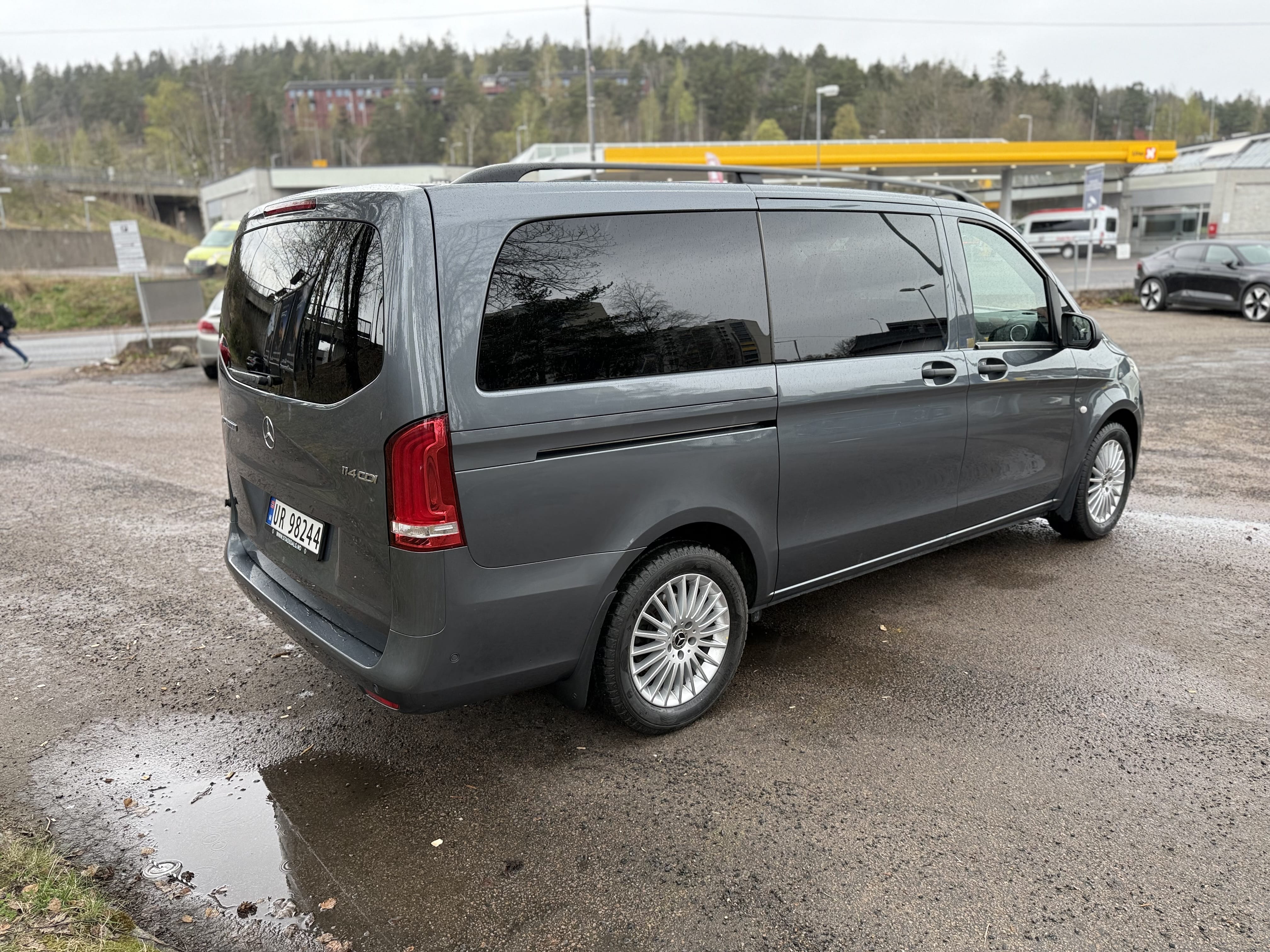 Mercedes-Benz Vito Tourer 9 seter med automat gir - piggdekk på med GPS