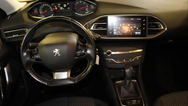 Peugeot 308 SW 1.6 HDI 120 cv AUTO avec Pneus neige