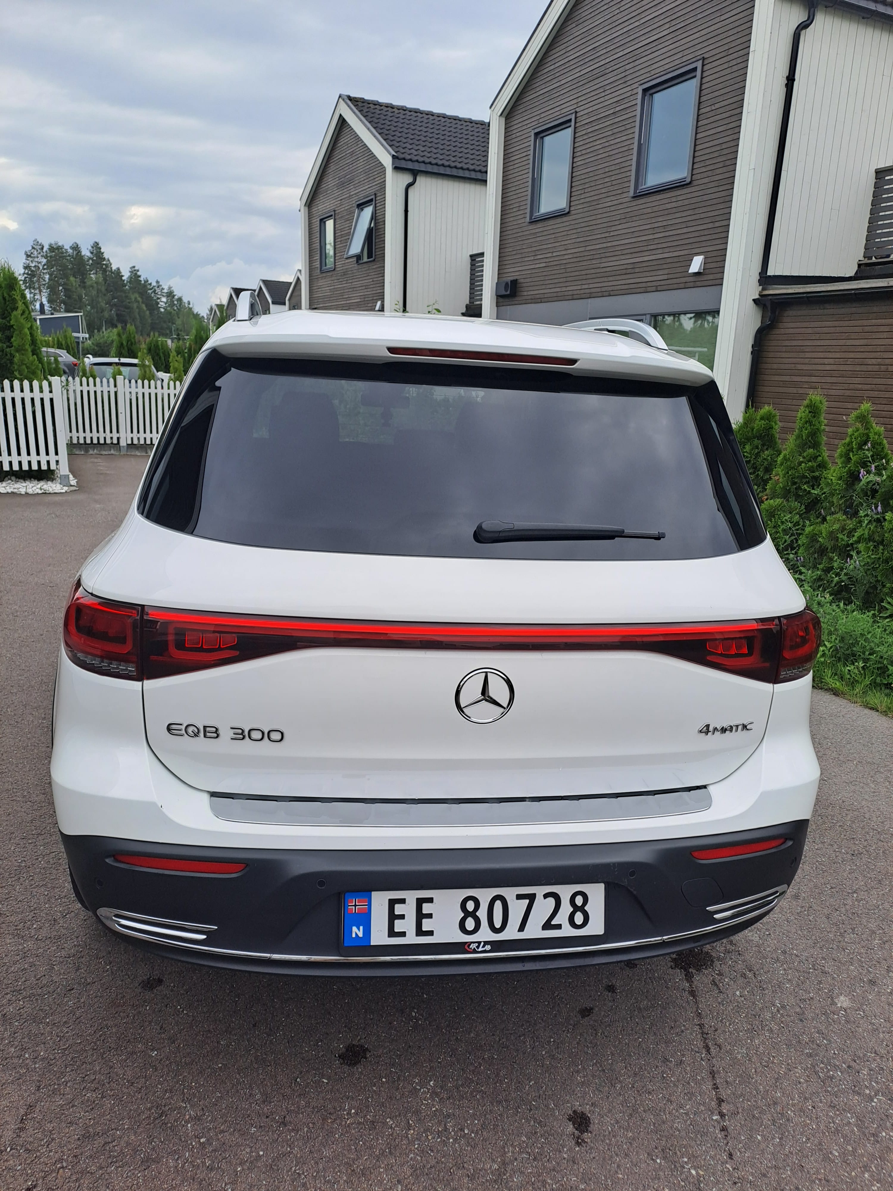 Mercedes-Benz EQB 300 4MATIC med Bluetooth audio
