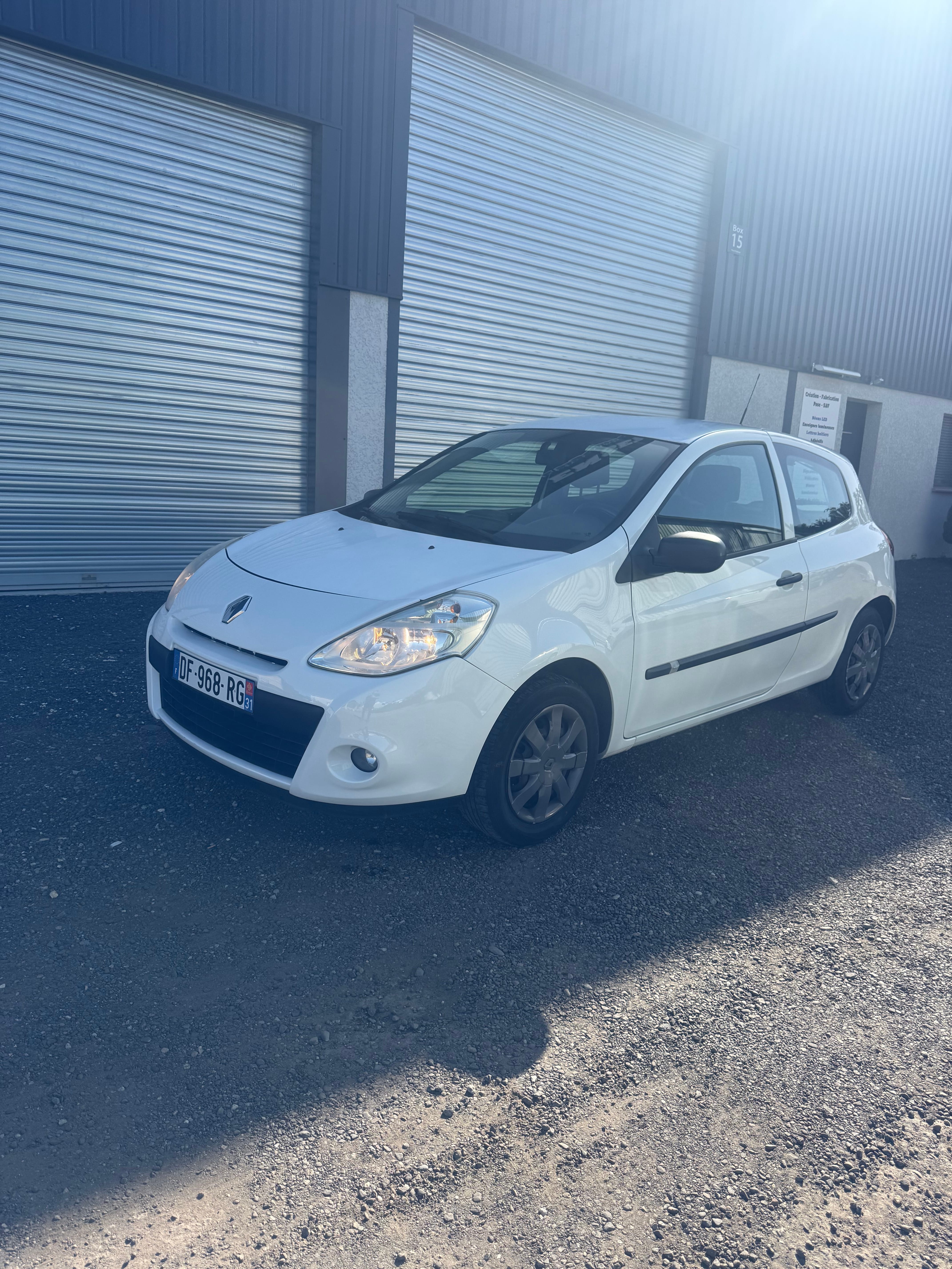 Renault Clio (DF968RG) avec Régulateur de vitesse