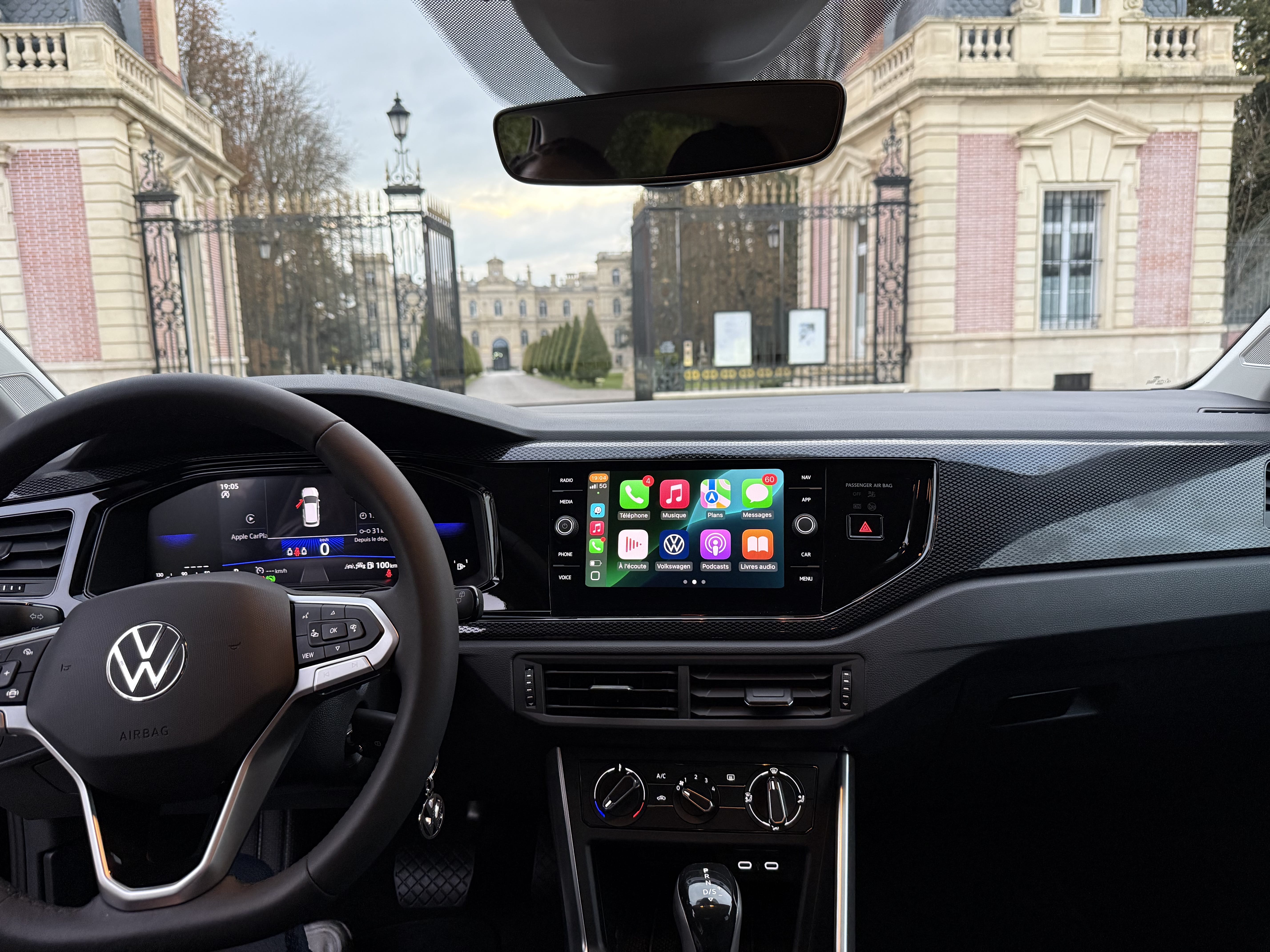 Volkswagen Polo  Gare de Lyon – Boîte auto – Disponible 24/7 avec Audio Bluetooth