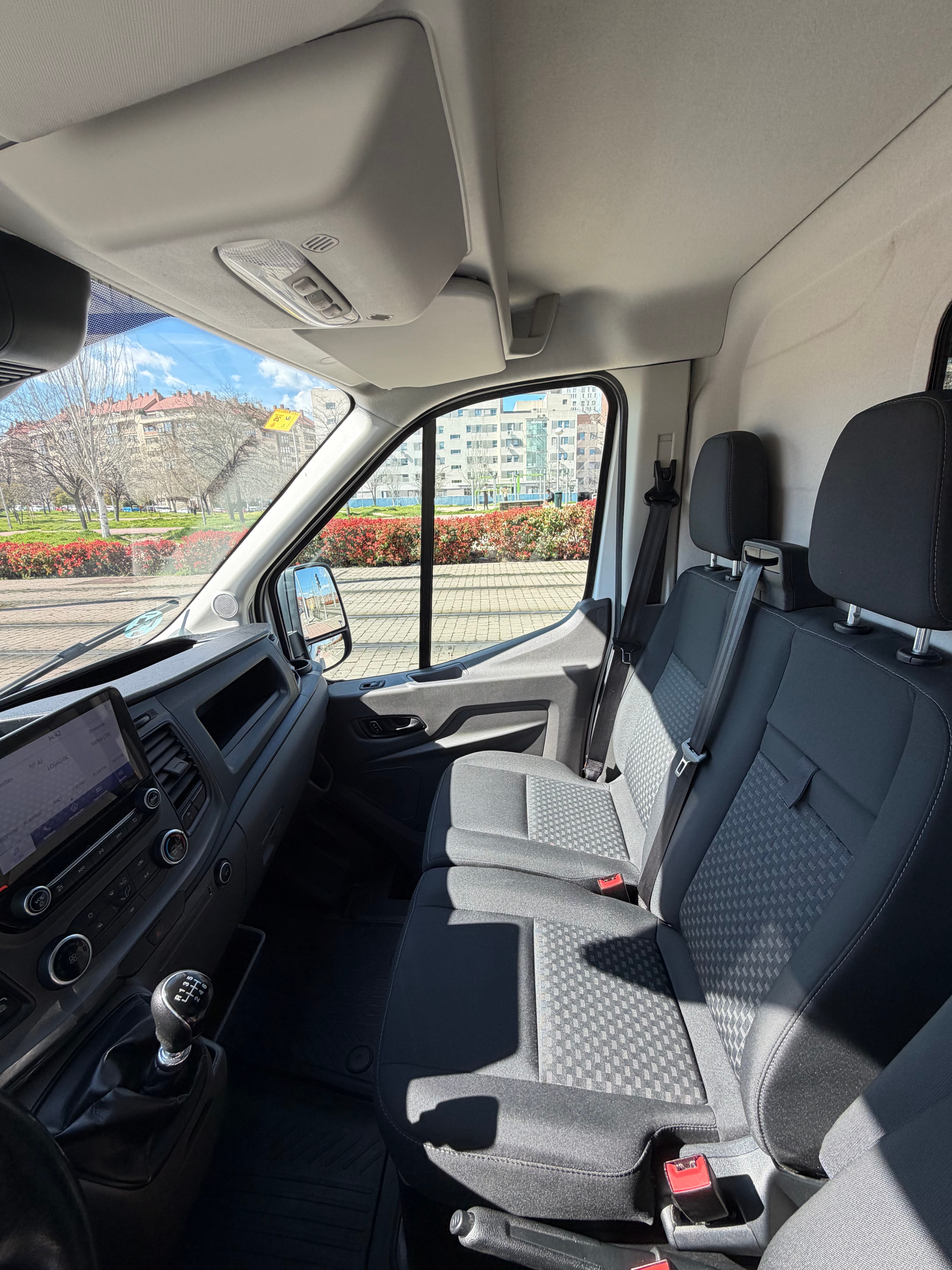 Ford Transit 250 mit Navigationsgerät