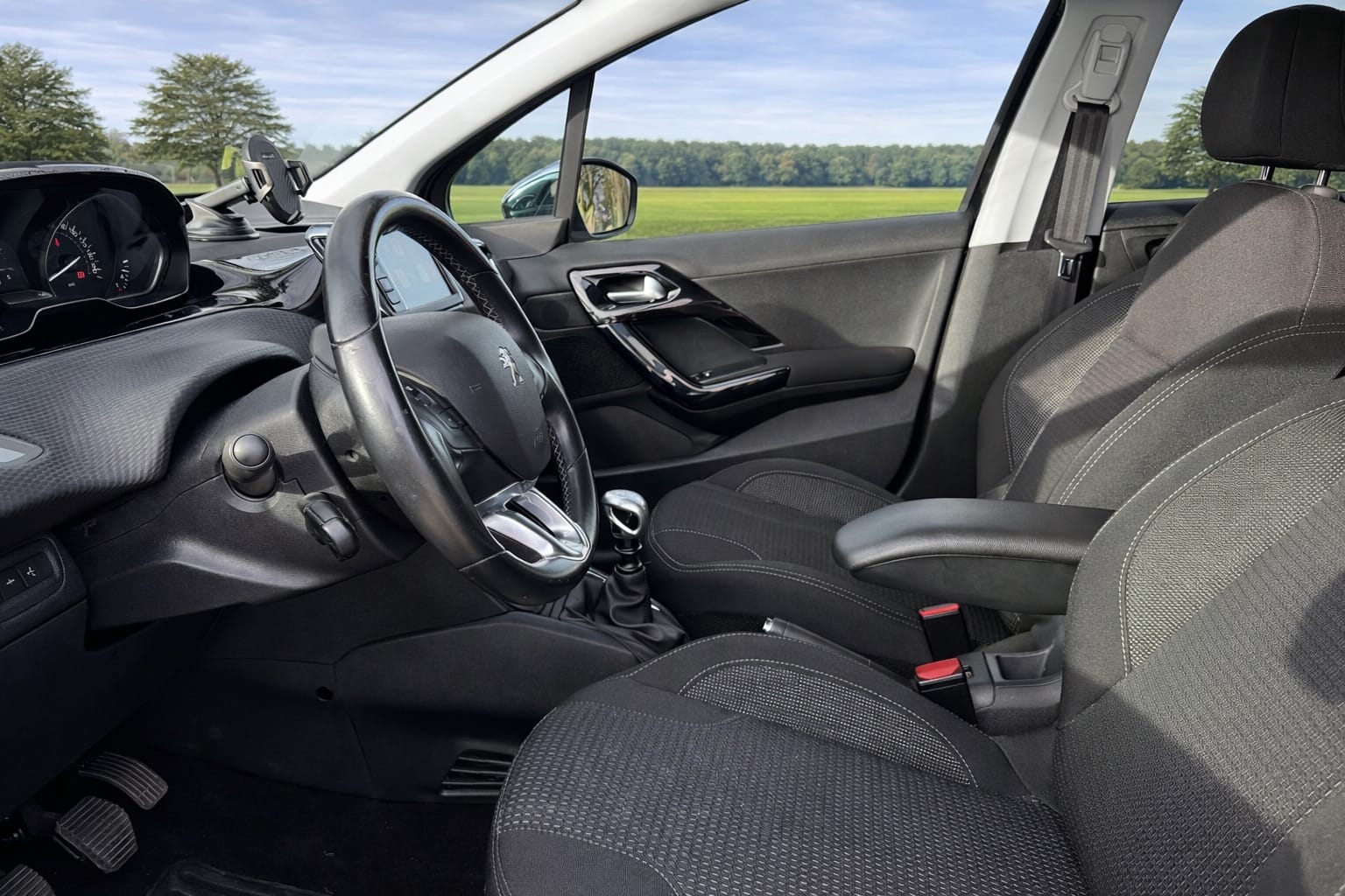 Peugeot 208 NOIR (57) avec Apple CarPlay