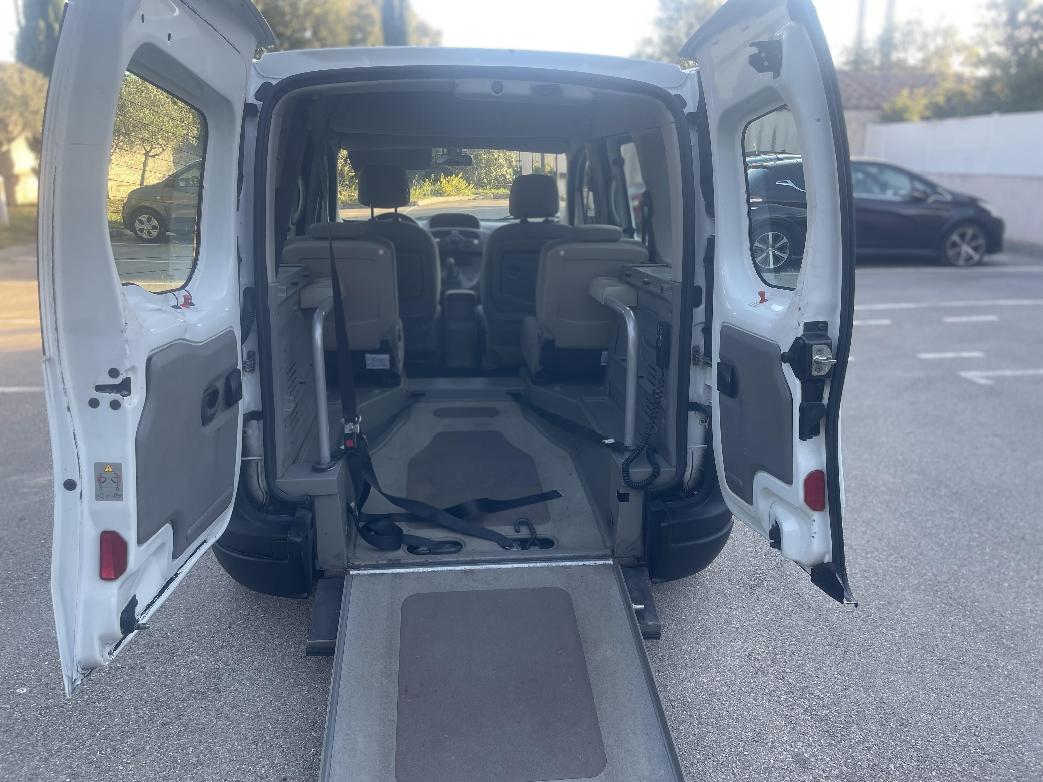 Renault Kangoo  1.5cDi TPMR 4 places + 1 Fauteuil ou 4 places + 3 vélos met Autostoel baby