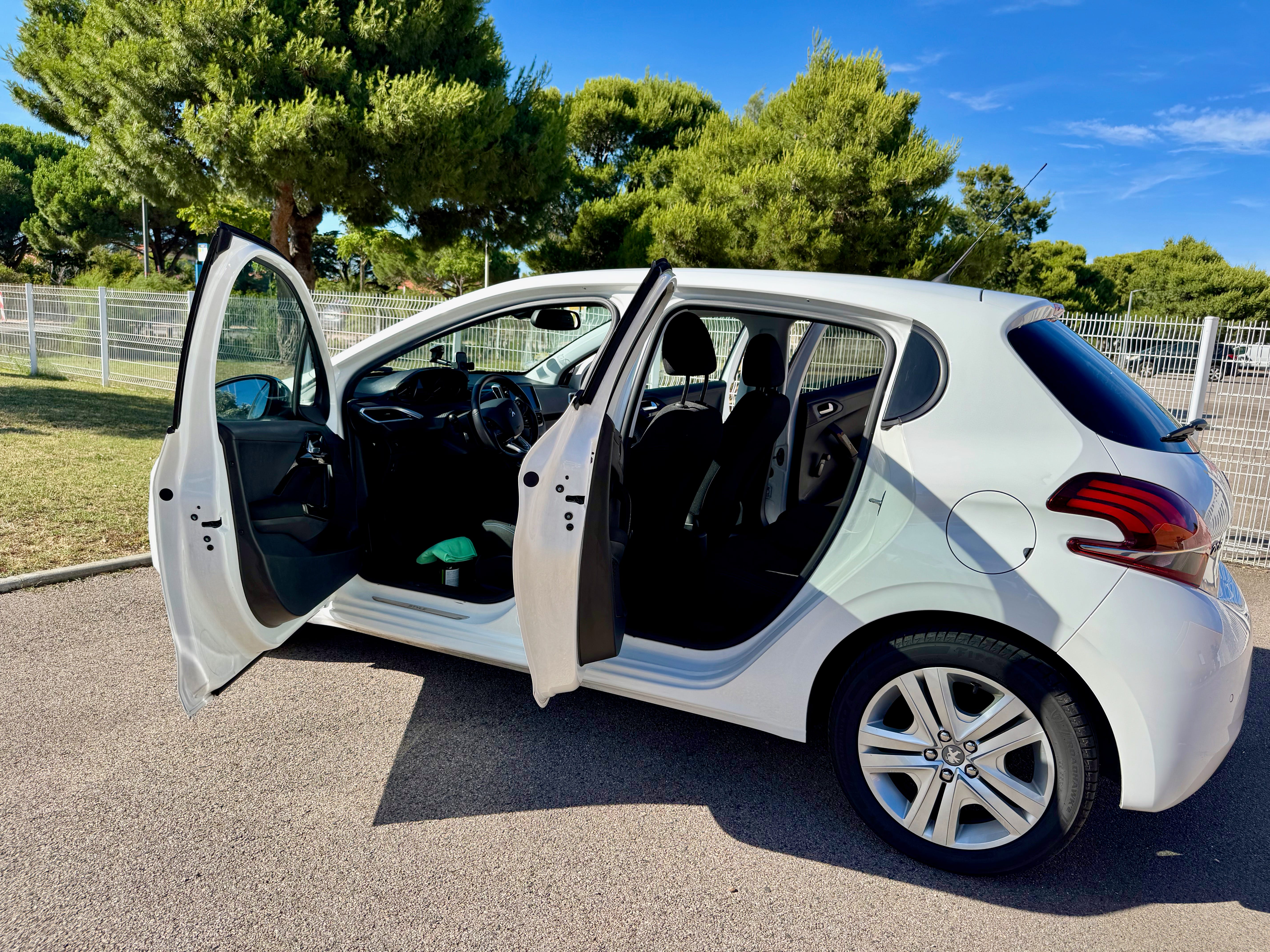 Peugeot 208 1.6 HDI - 5 PORTES - CLIMATISATION - ECRAN TACTILE - BLUETOOTH avec Autoradio