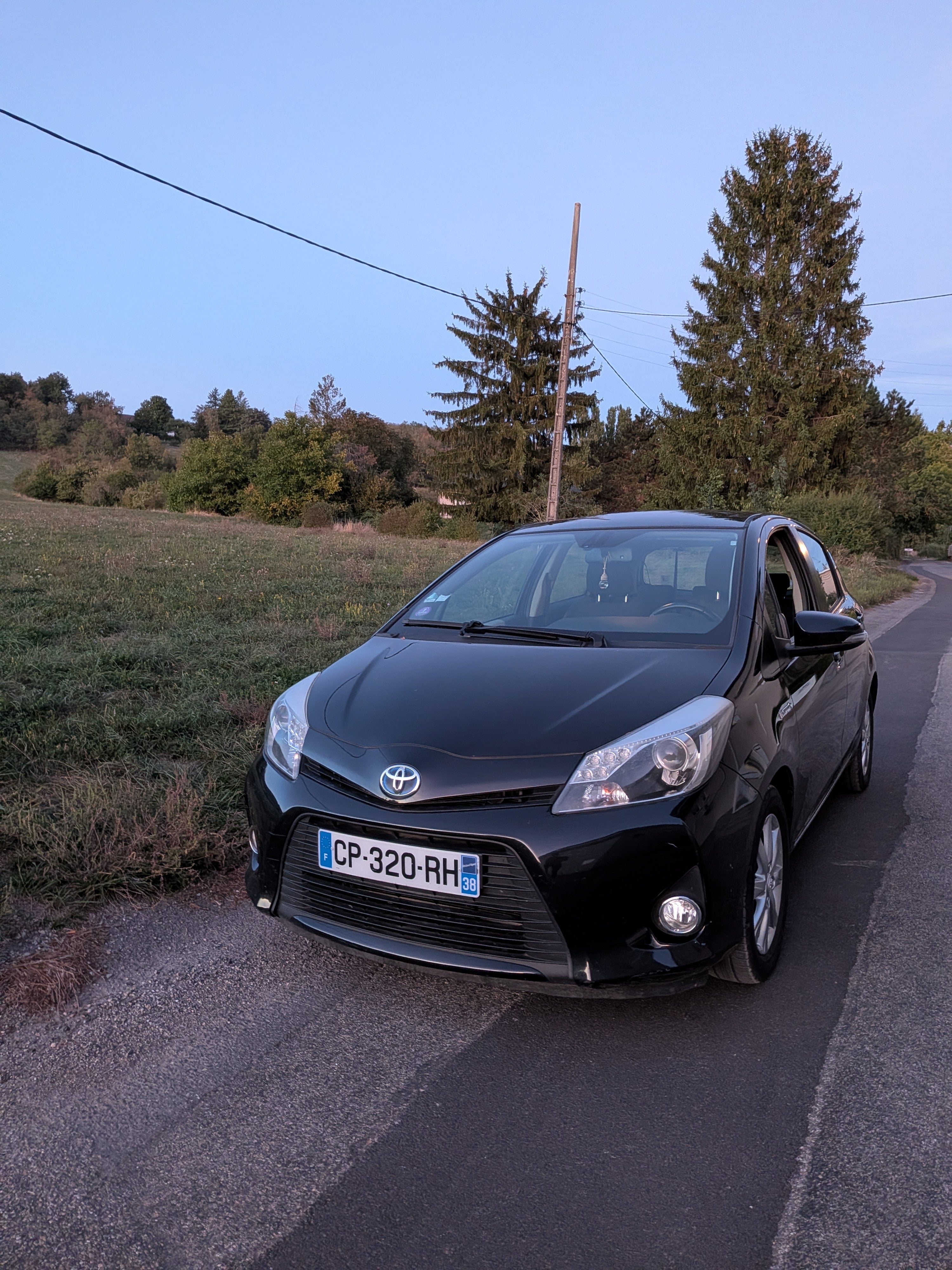 Toyota Yaris Hybride, 2013, Essence 95 / Électrique (hybride), automatique