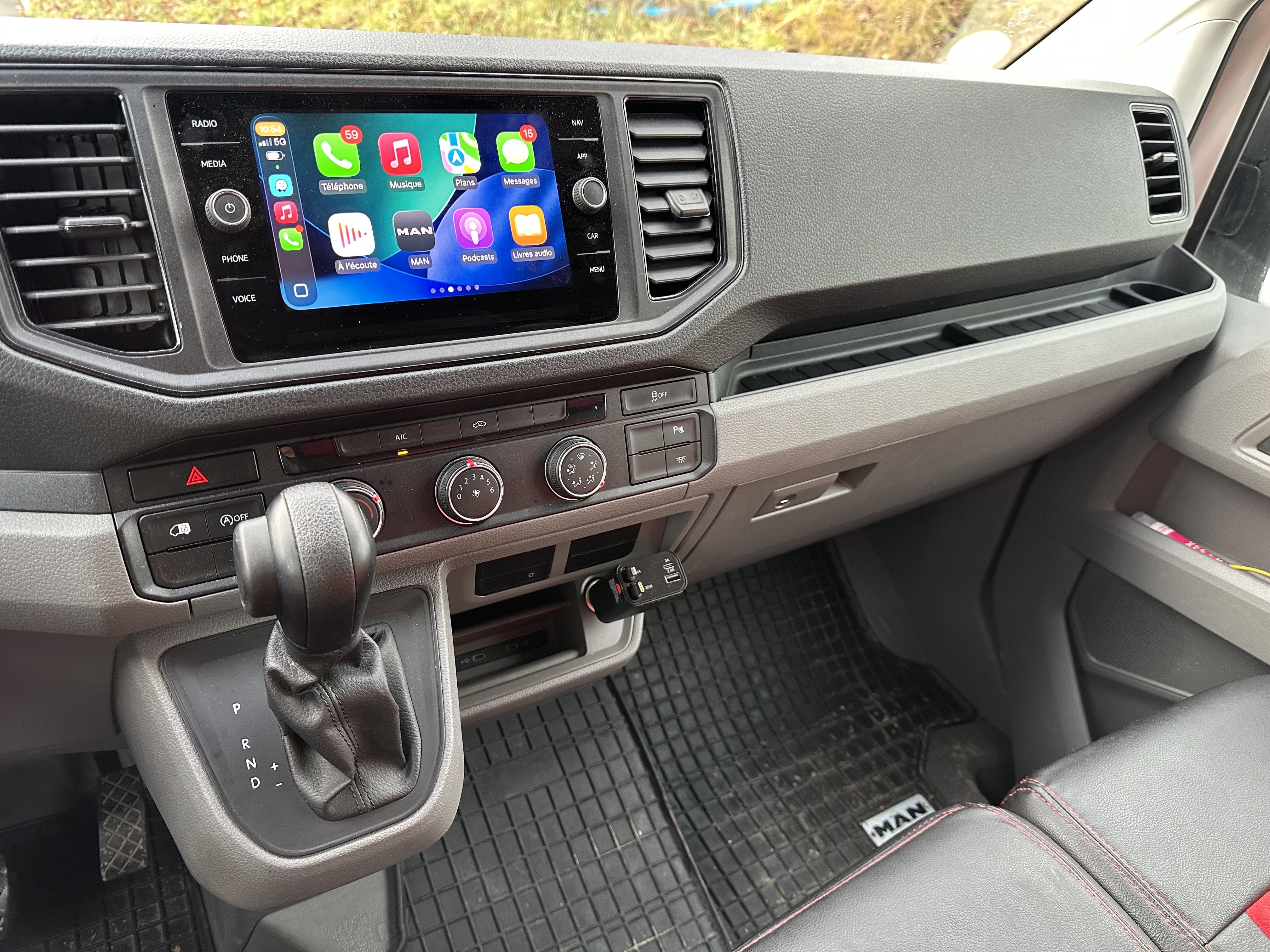 Man TGE avec Apple CarPlay