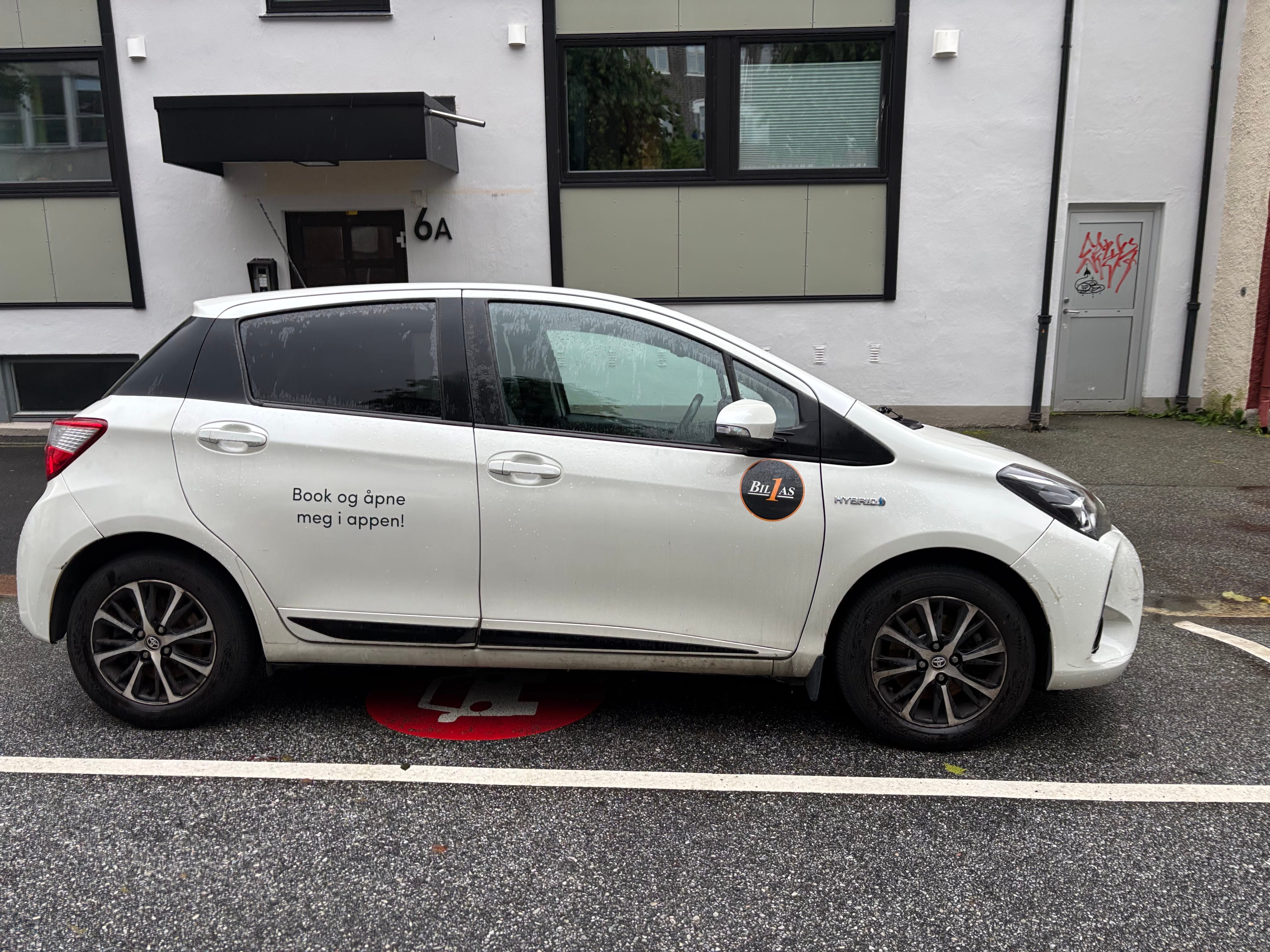 Toyota Yaris Hybrid Bensin 5 seter Automat avec GPS